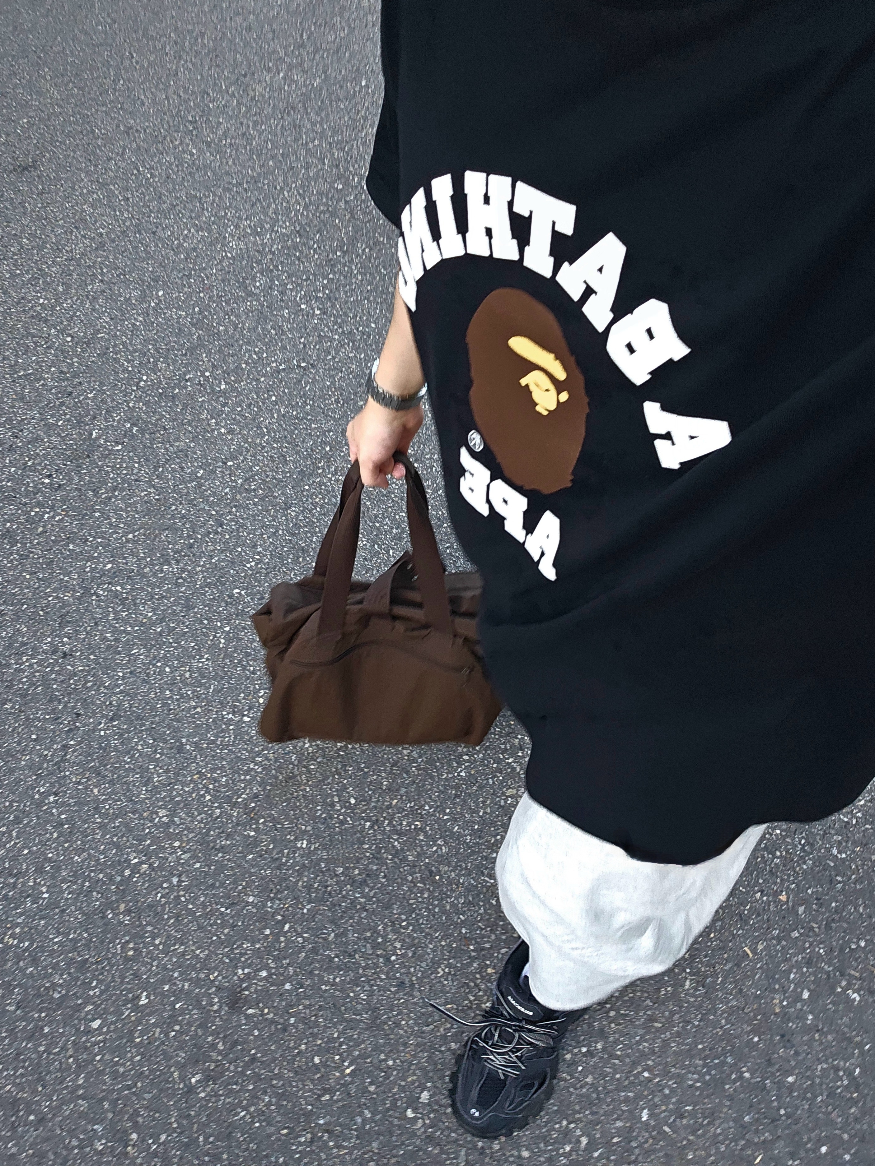 Uniqlo U Roll Bag Dark Brown 착용 스타일