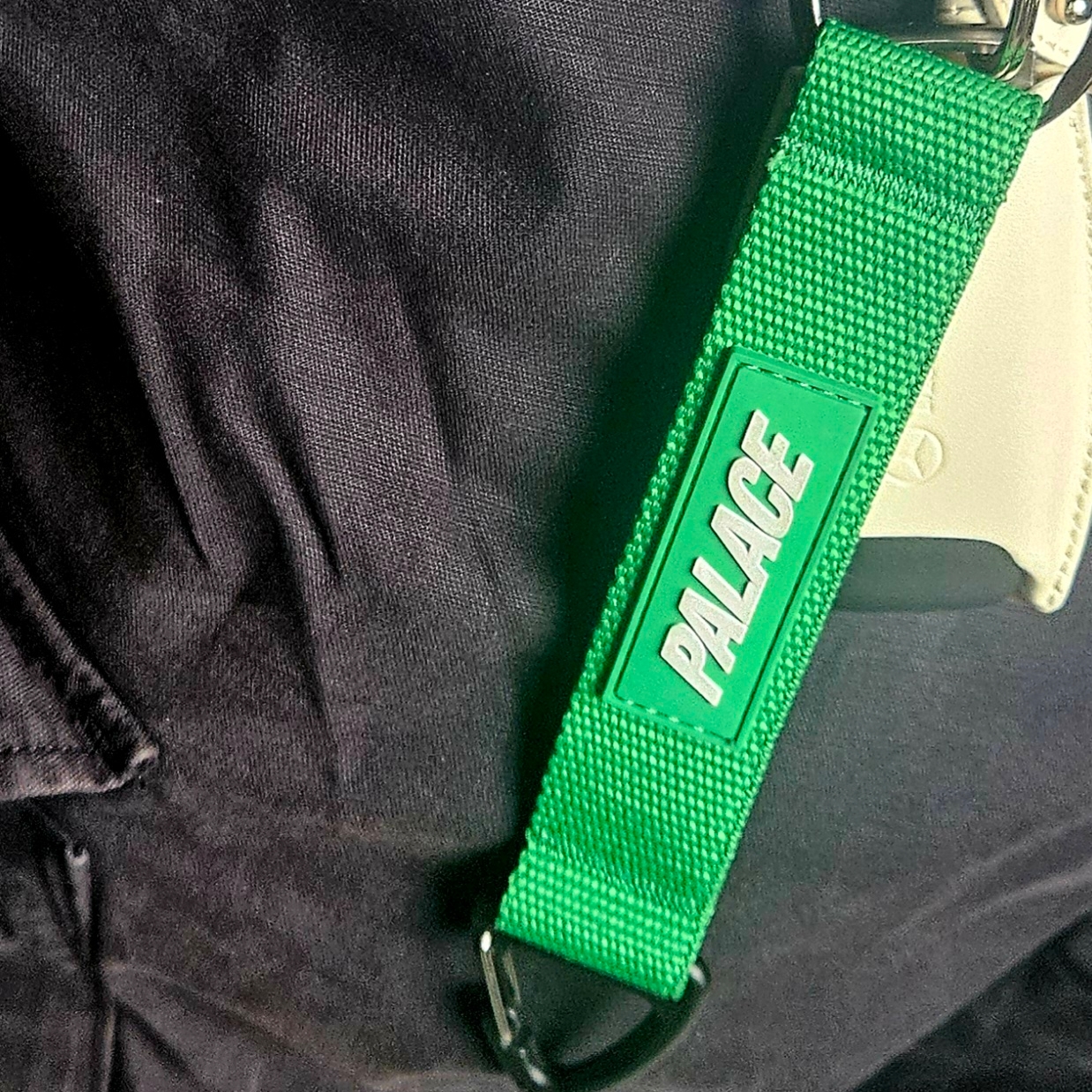 Palace Triangle Webbing Keyring Green - 25SS 착용 스타일