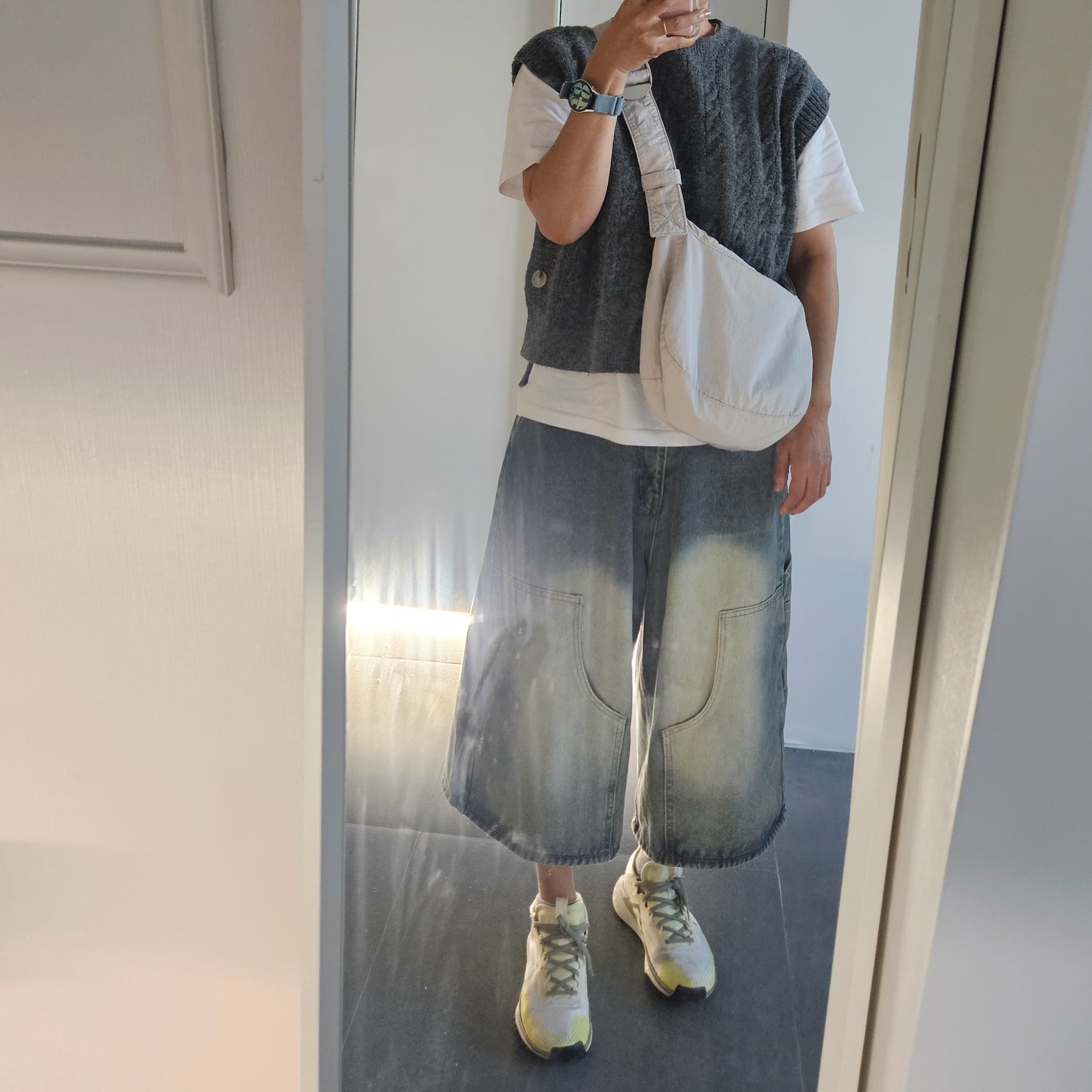 (W) Nike React Pegasus Trail 4 Gore-Tex Pale Ivory Luminous Green, COS Nylon Crossbody Saddle Bag Light Grey Stone 착용 스타일