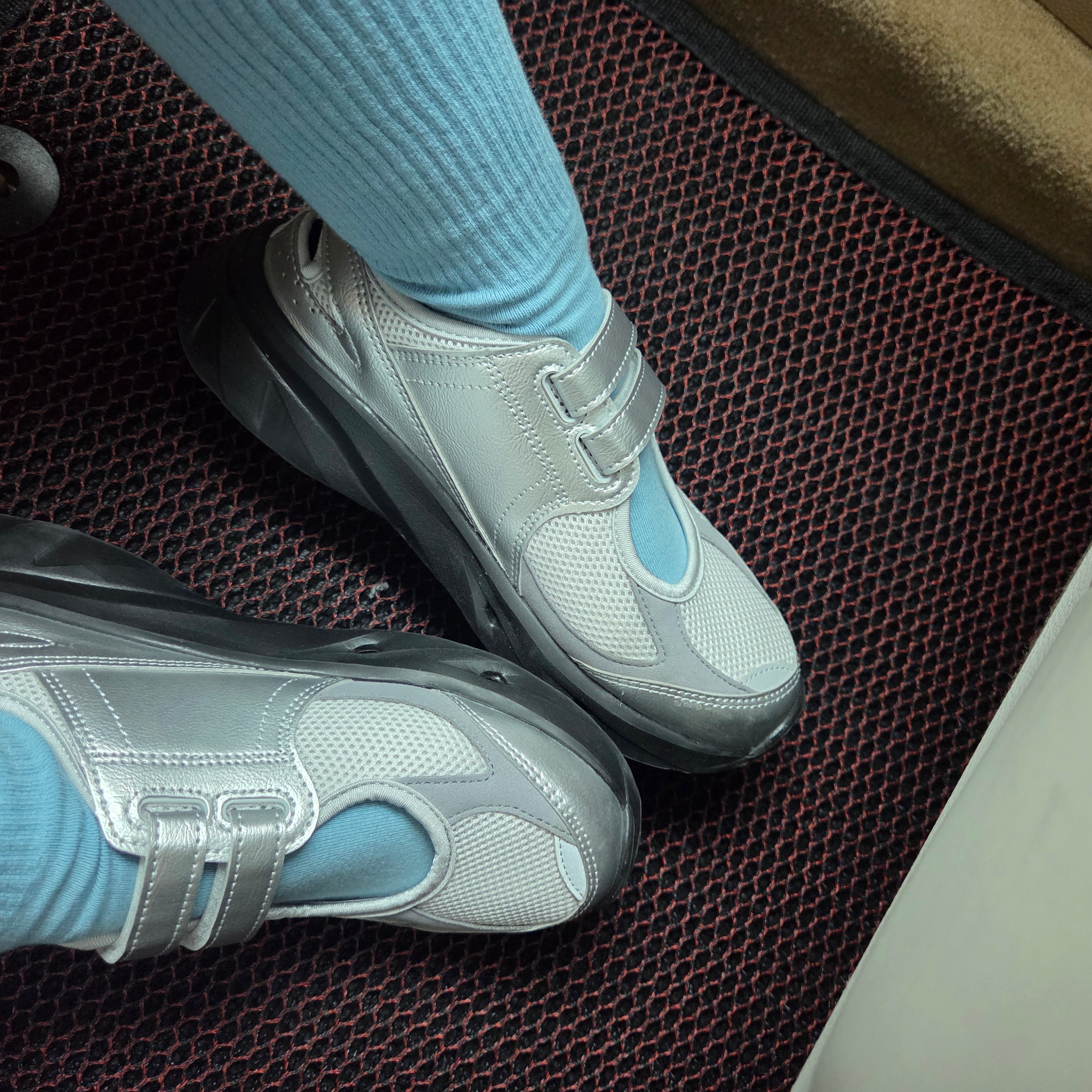 (W) New Balance Breeze SD2202 Metalic Silver 착용 스타일