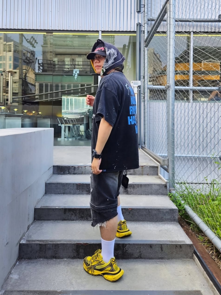 Balenciaga 3XL Sneakers Yellow Black 착용 스타일