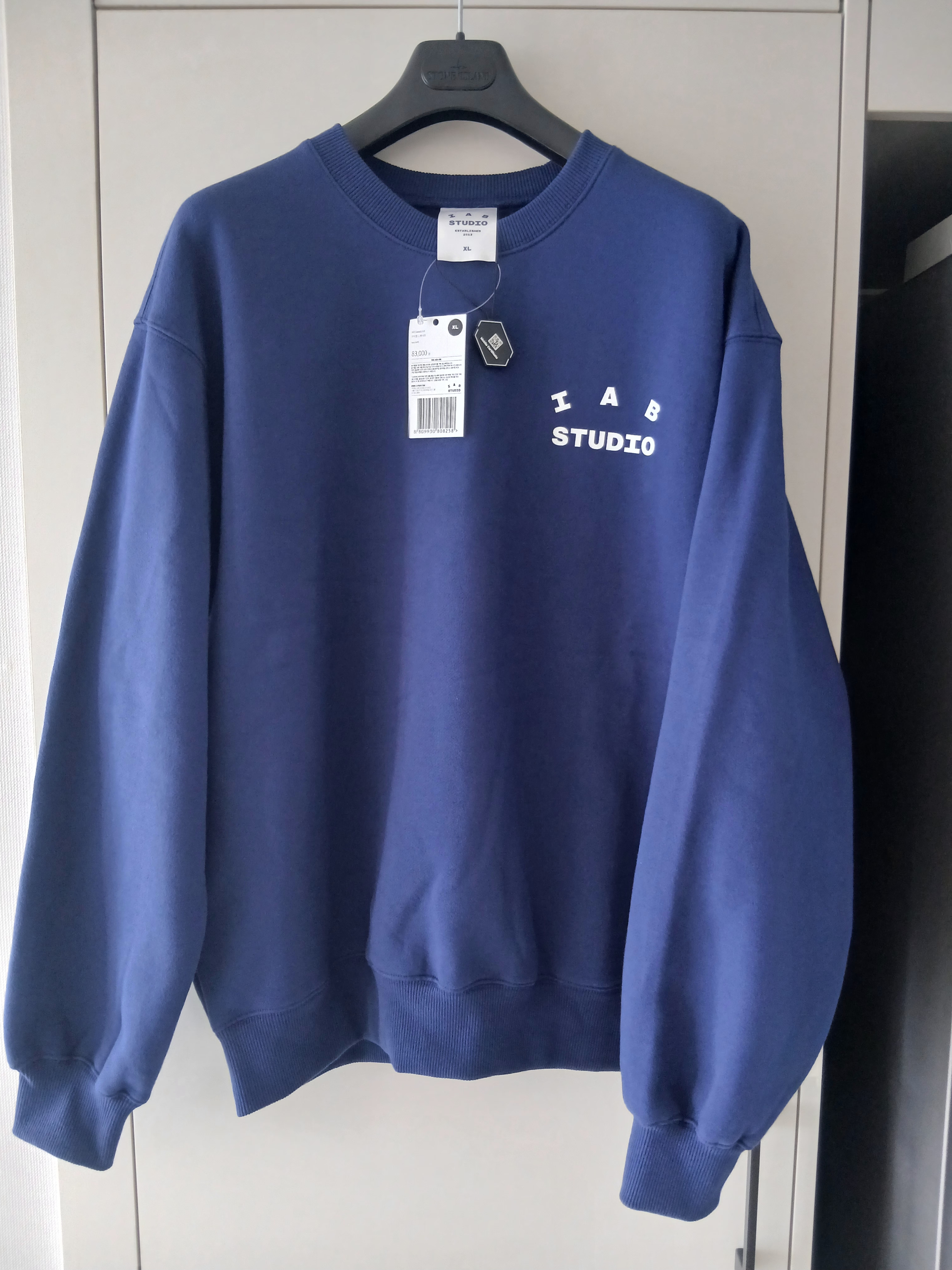 IAB Studio IAB Original Sweatshirt Navy 착용 스타일 - 1