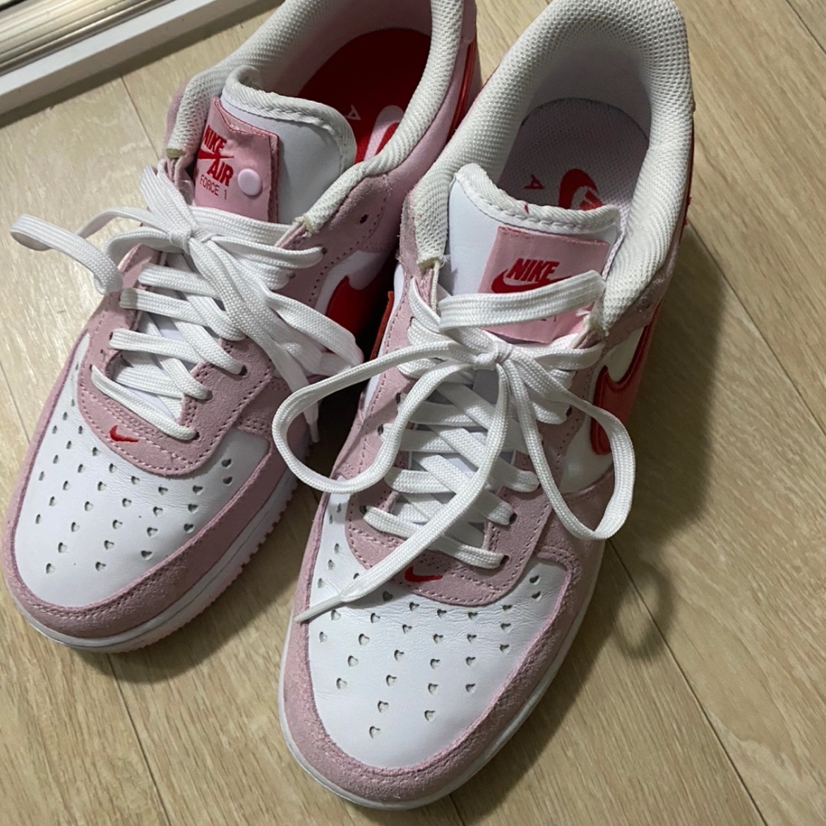Nike Air Force 1 '07 QS Valentine's Day 착용 스타일