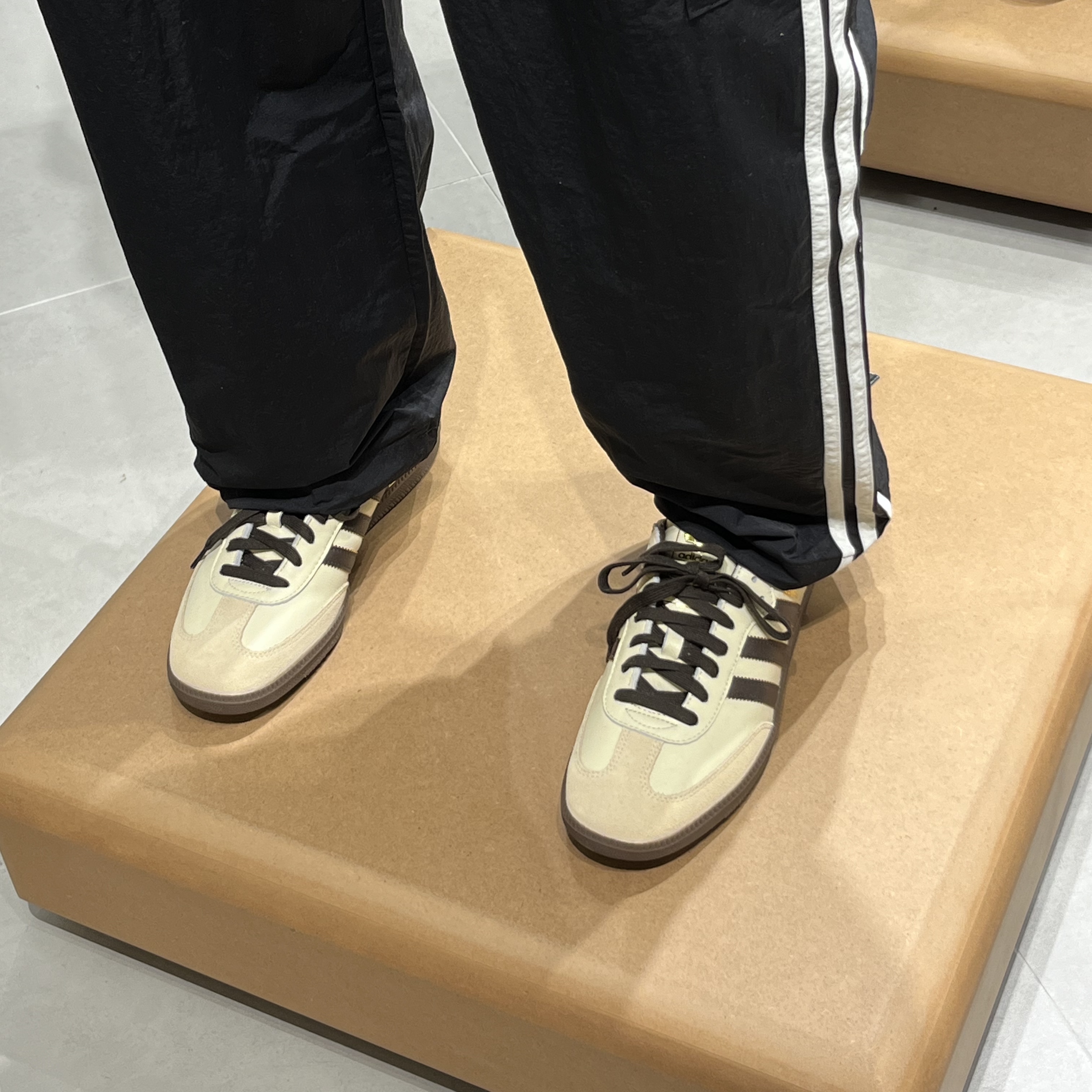 Adidas Samba OG Cream White Dark Brown 착용 스타일