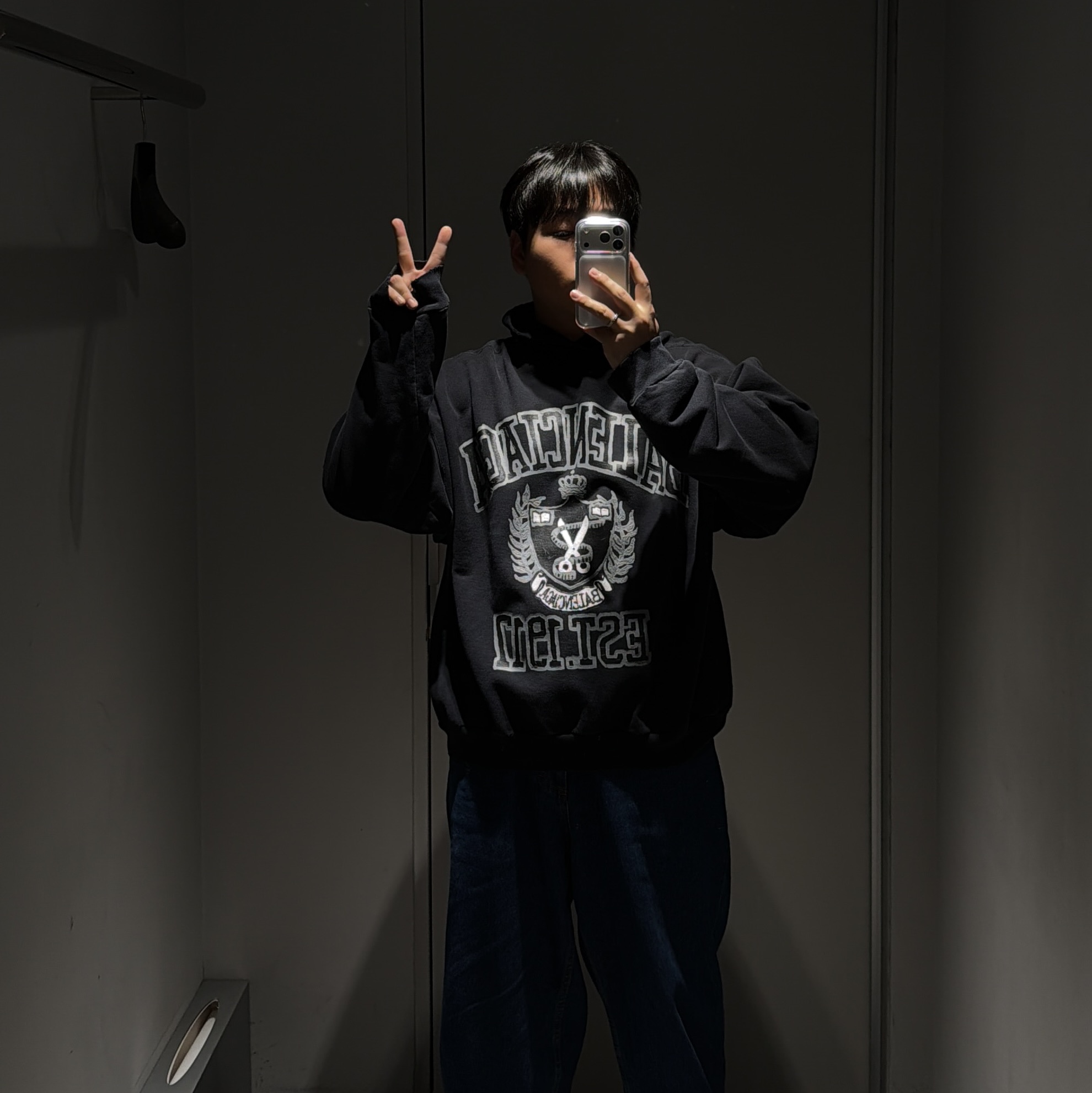 Balenciaga DIY College Hoodie Medium Fit Black 착용 스타일
