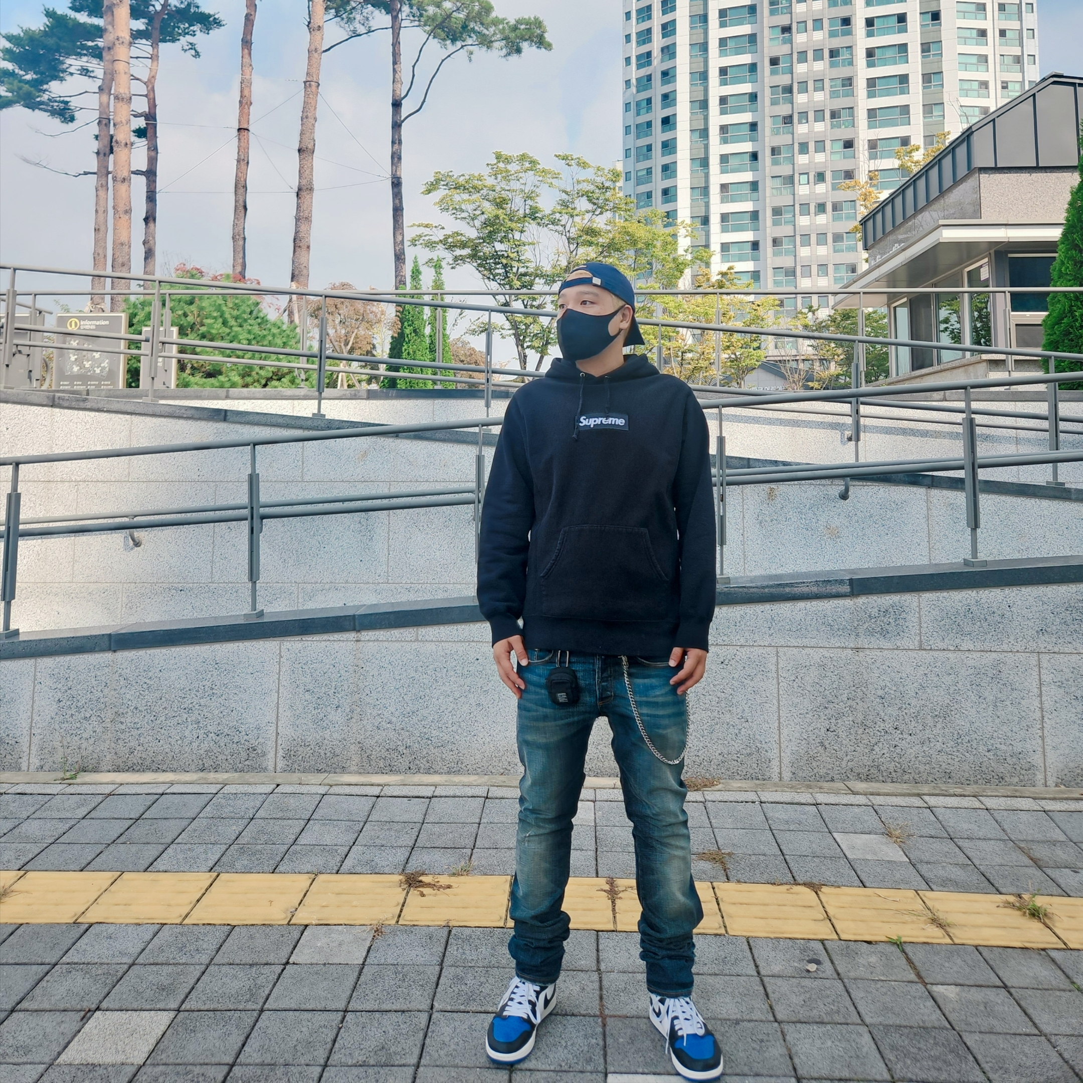 Jordan 1 Retro High OG Royal Toe, Supreme Box Logo Hooded Sweatshirt Black - 21FW 착용 스타일 - 2