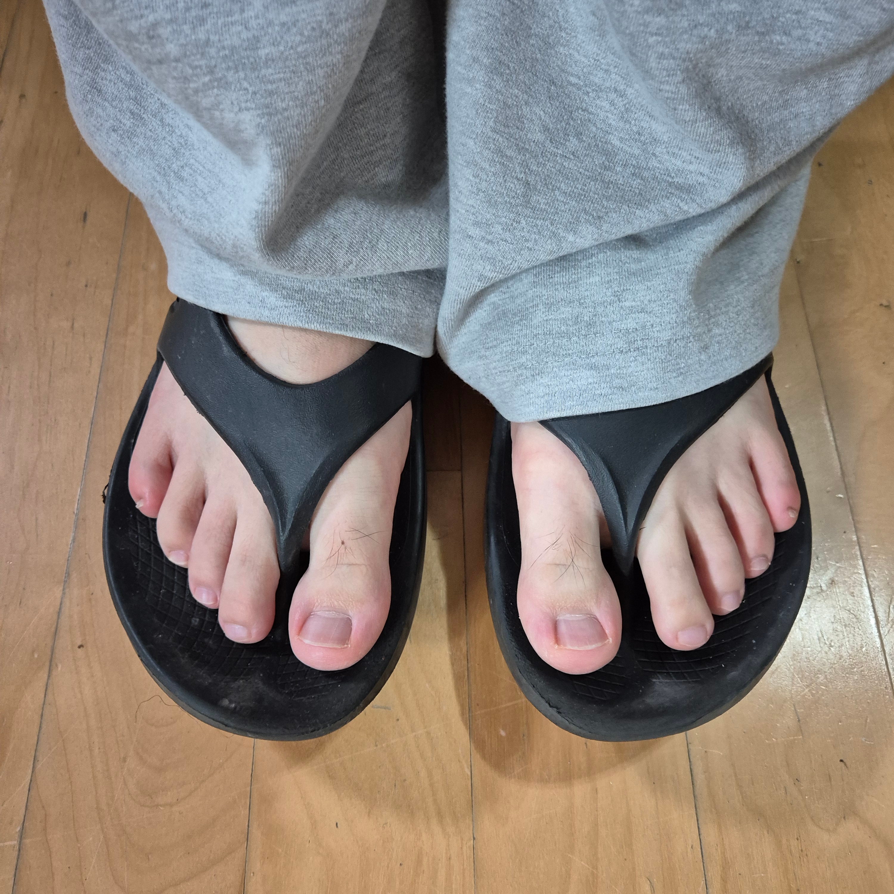 Oofos OOriginal Black 착용 스타일