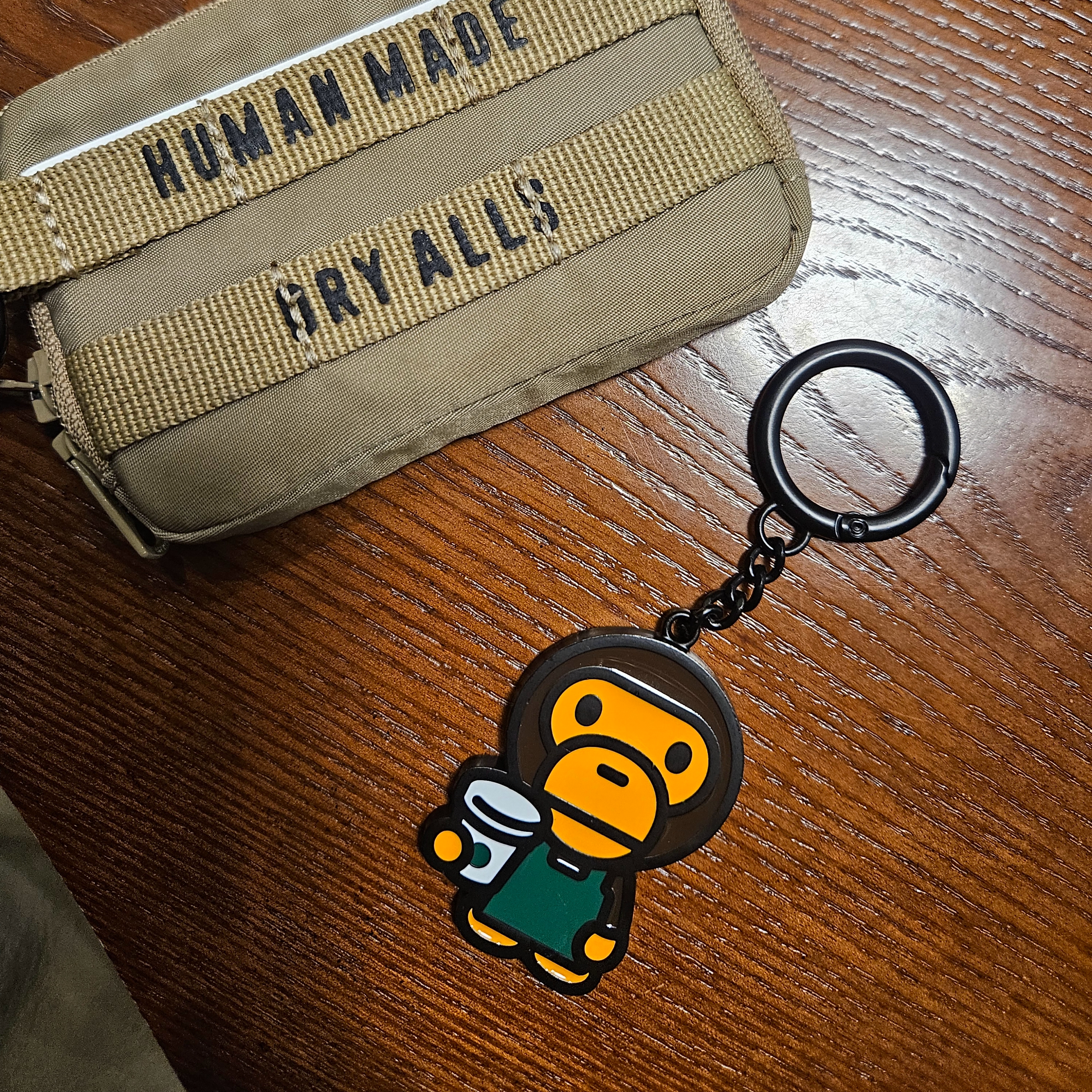 Starbucks x BAPE Baby Milo Keychain 착용 스타일
