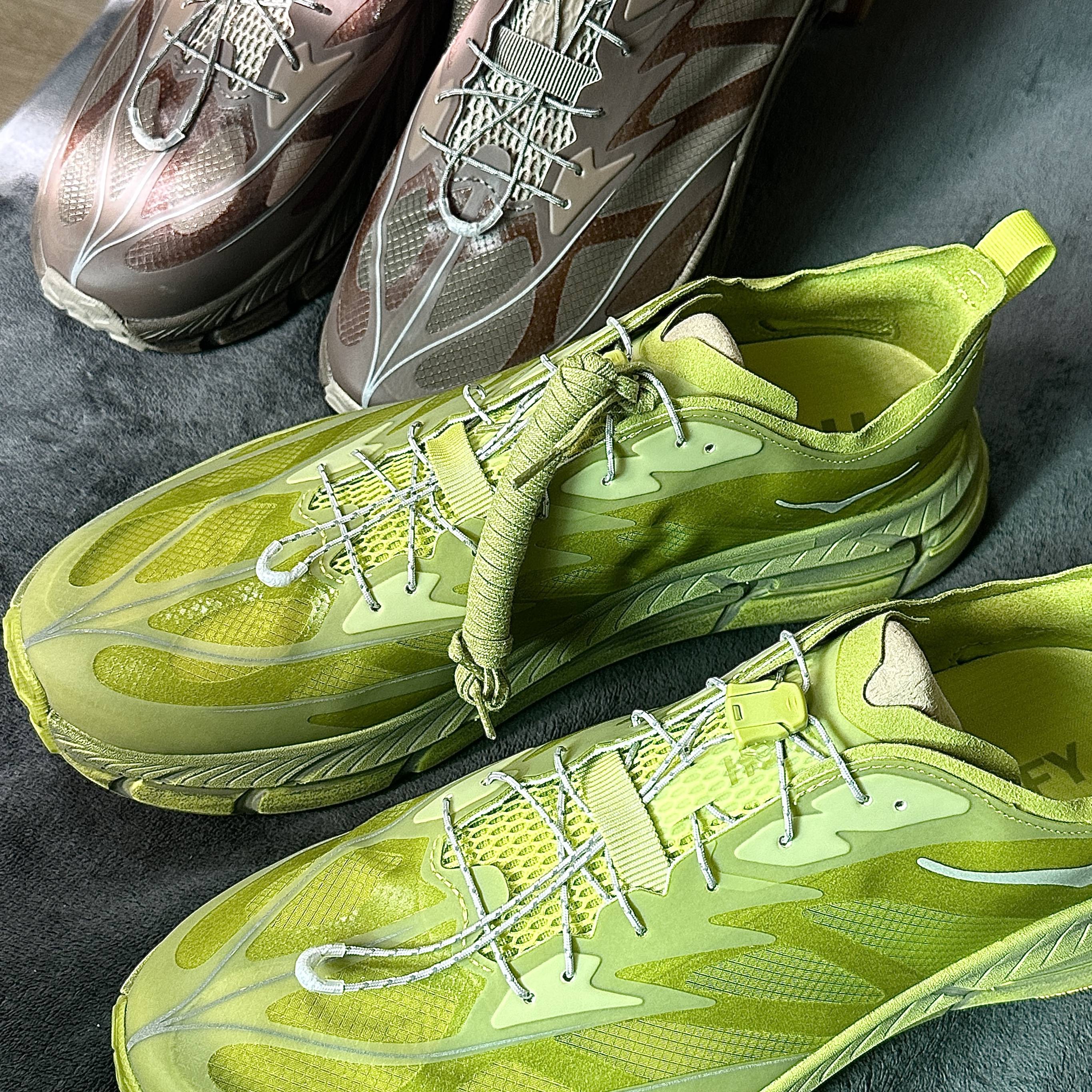 Hoka x Satisfy Mafate Speed 4 Lite Sulfur 착용 스타일