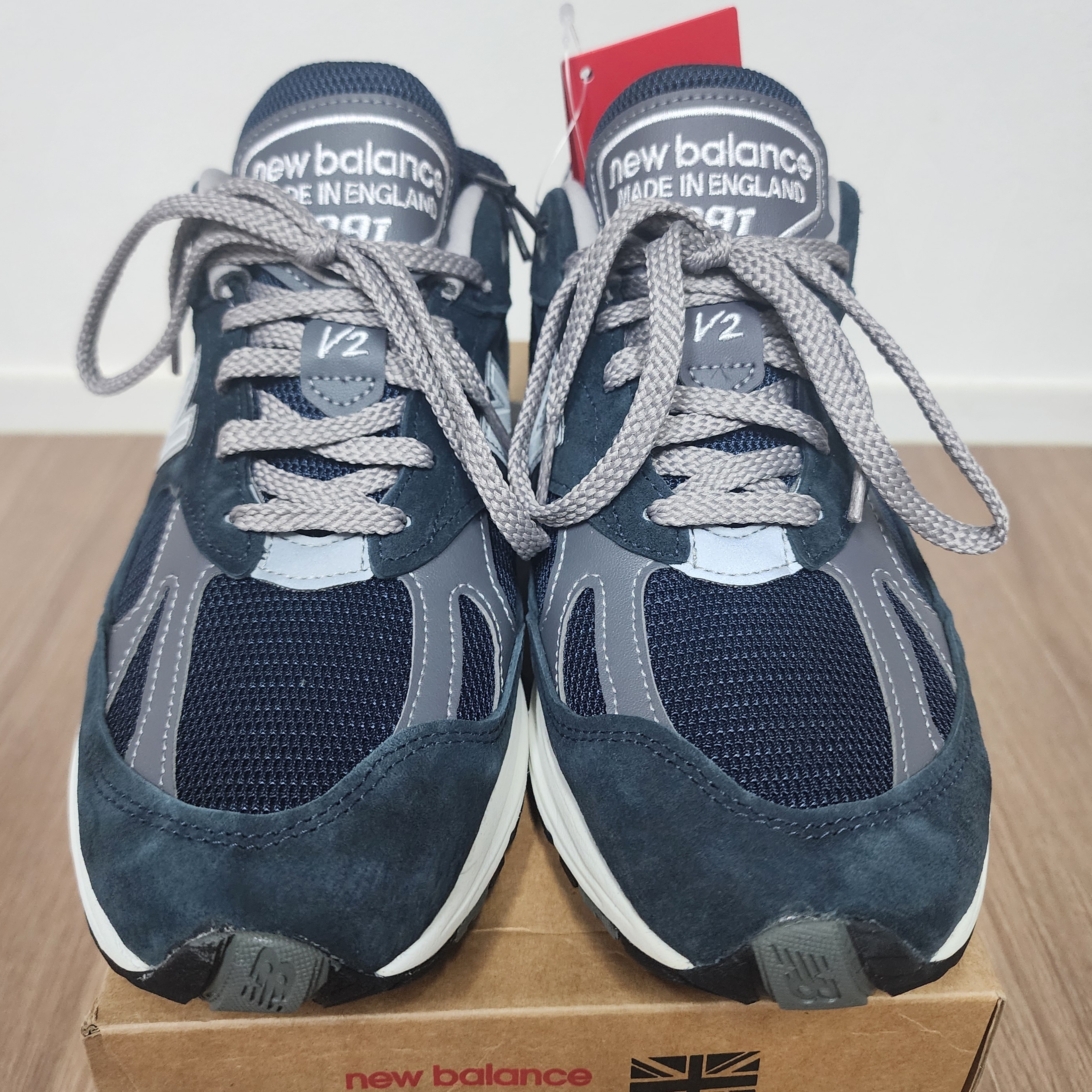 New Balance 991v2 Made in UK Dark Navy Smoked Pearl 착용 스타일 - 1