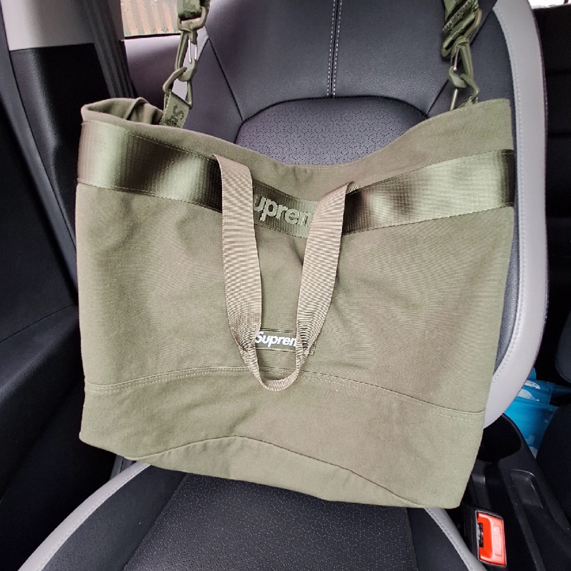 Supreme Tote Bag Olive - 25SS 착용 스타일