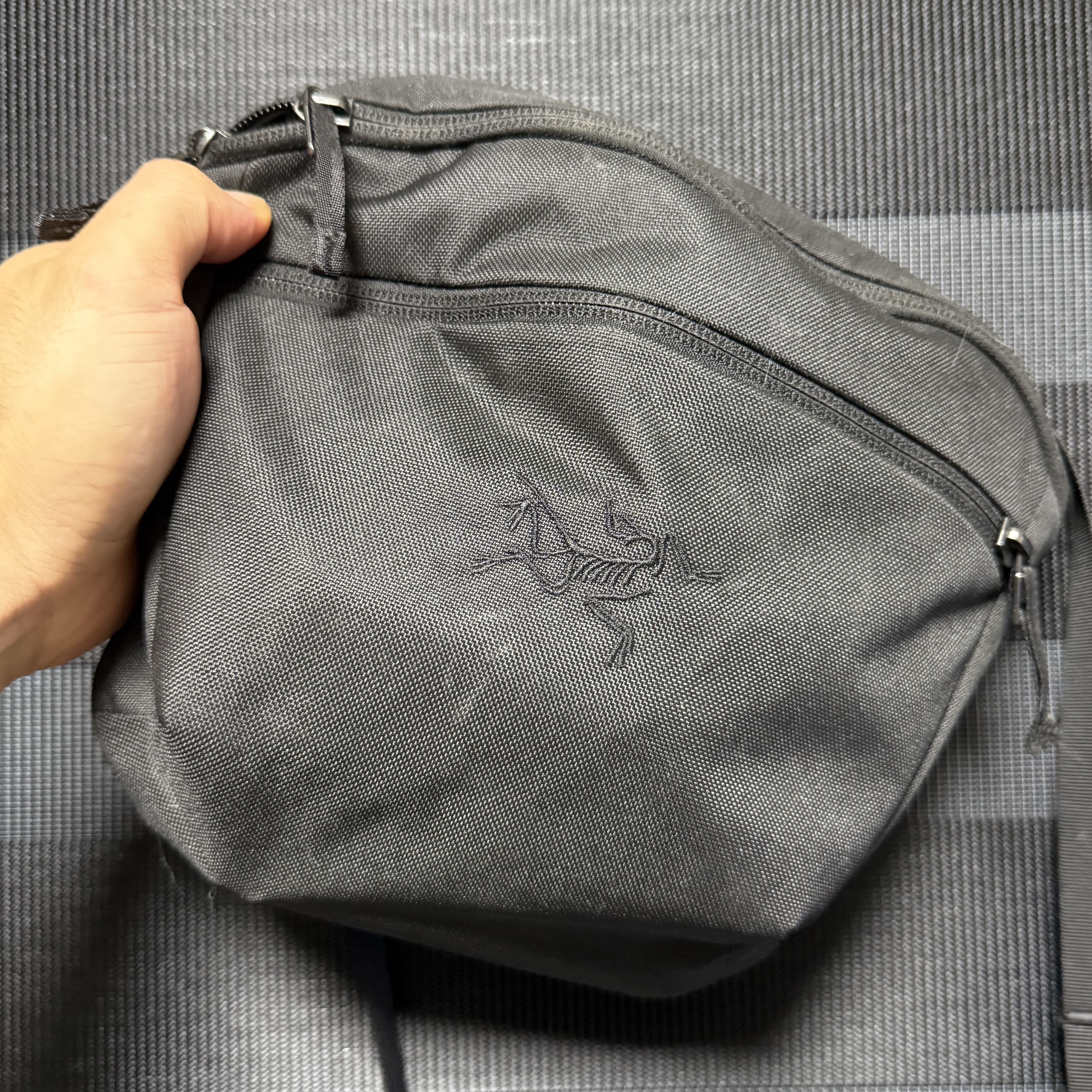 Arc'teryx Mantis 2 Waistpack Black II 착용 스타일