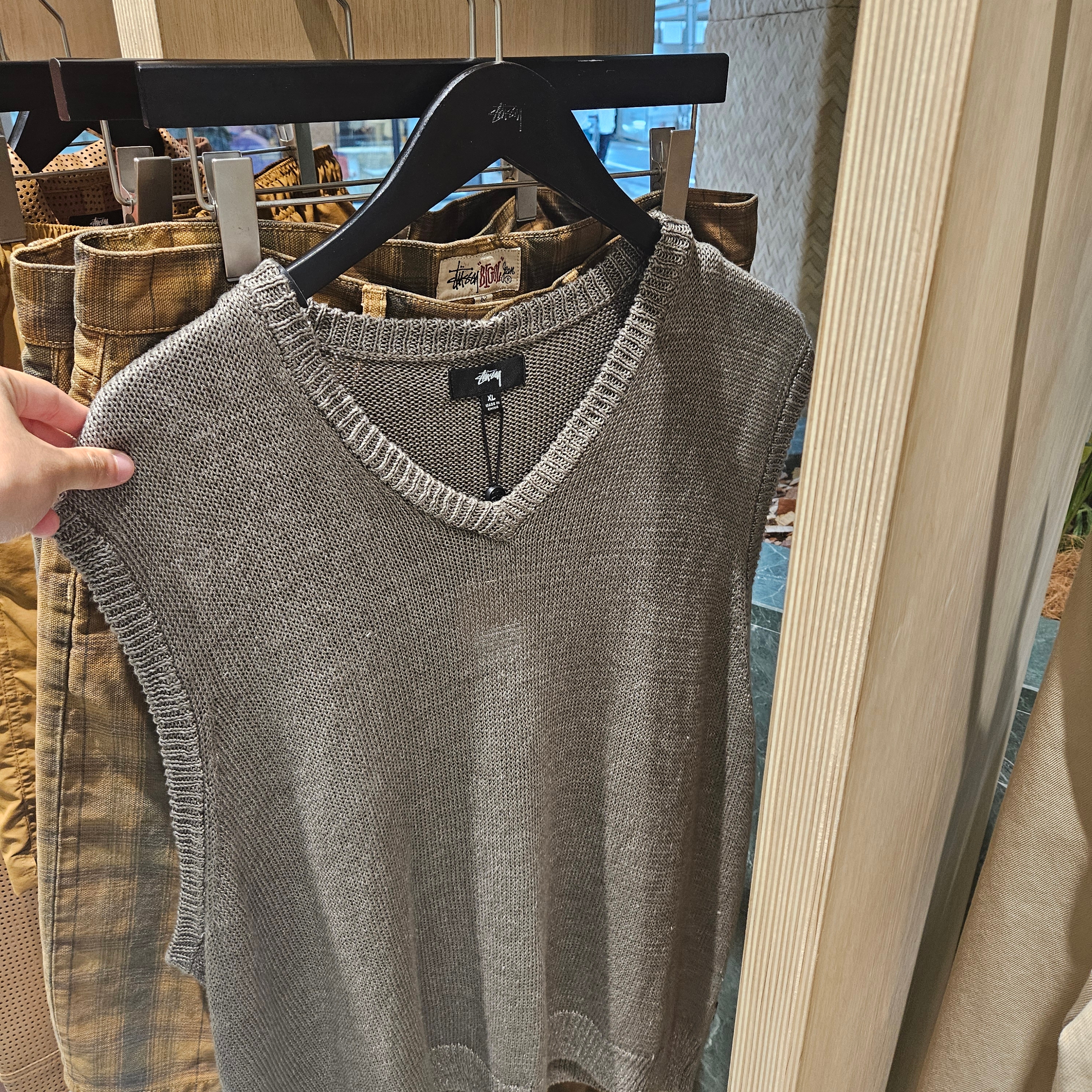 Stussy Loose Knit Linen Vest Stone 착용 스타일