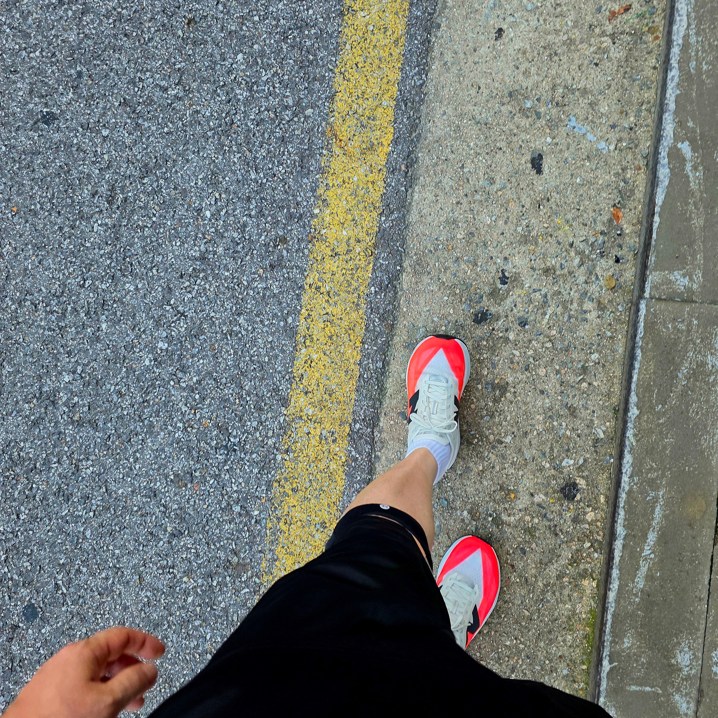 New Balance FuelCell Rebel v5 Urgent Red White Sea Salt - 2E Wide 착용 스타일