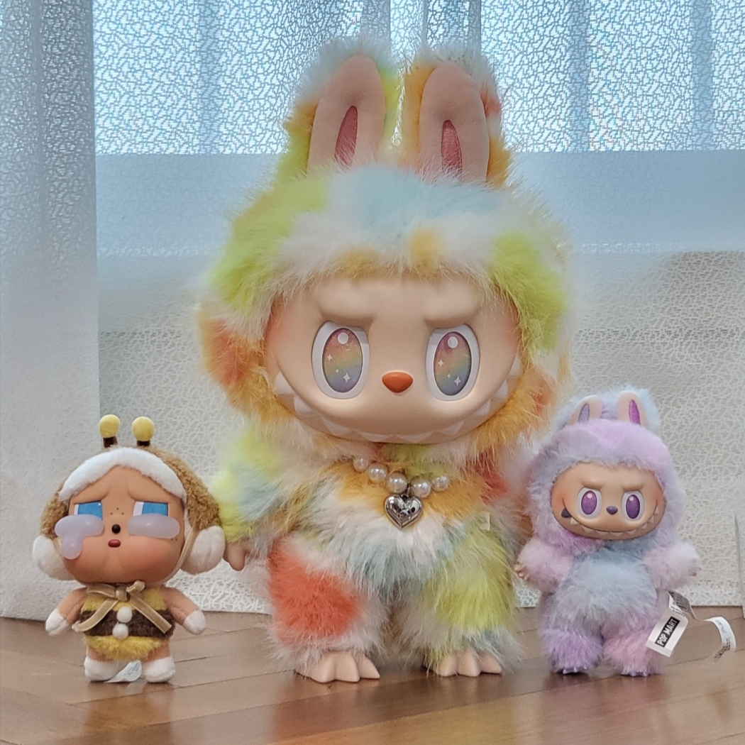 Pop Mart Labubu The Monsters Big Into Energy Series-Rock The Universe Vinyl Plush Doll 착용 스타일