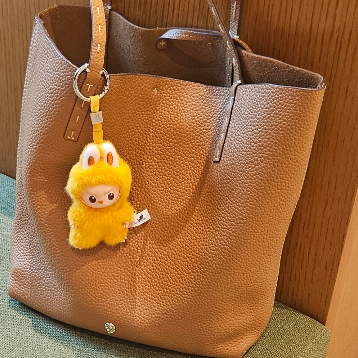 Pop Mart Labubu The Monsters Pin For Love Series Vinyl Plush Pendant (N-Z) Y (Opened Case) 착용 스타일 - 2