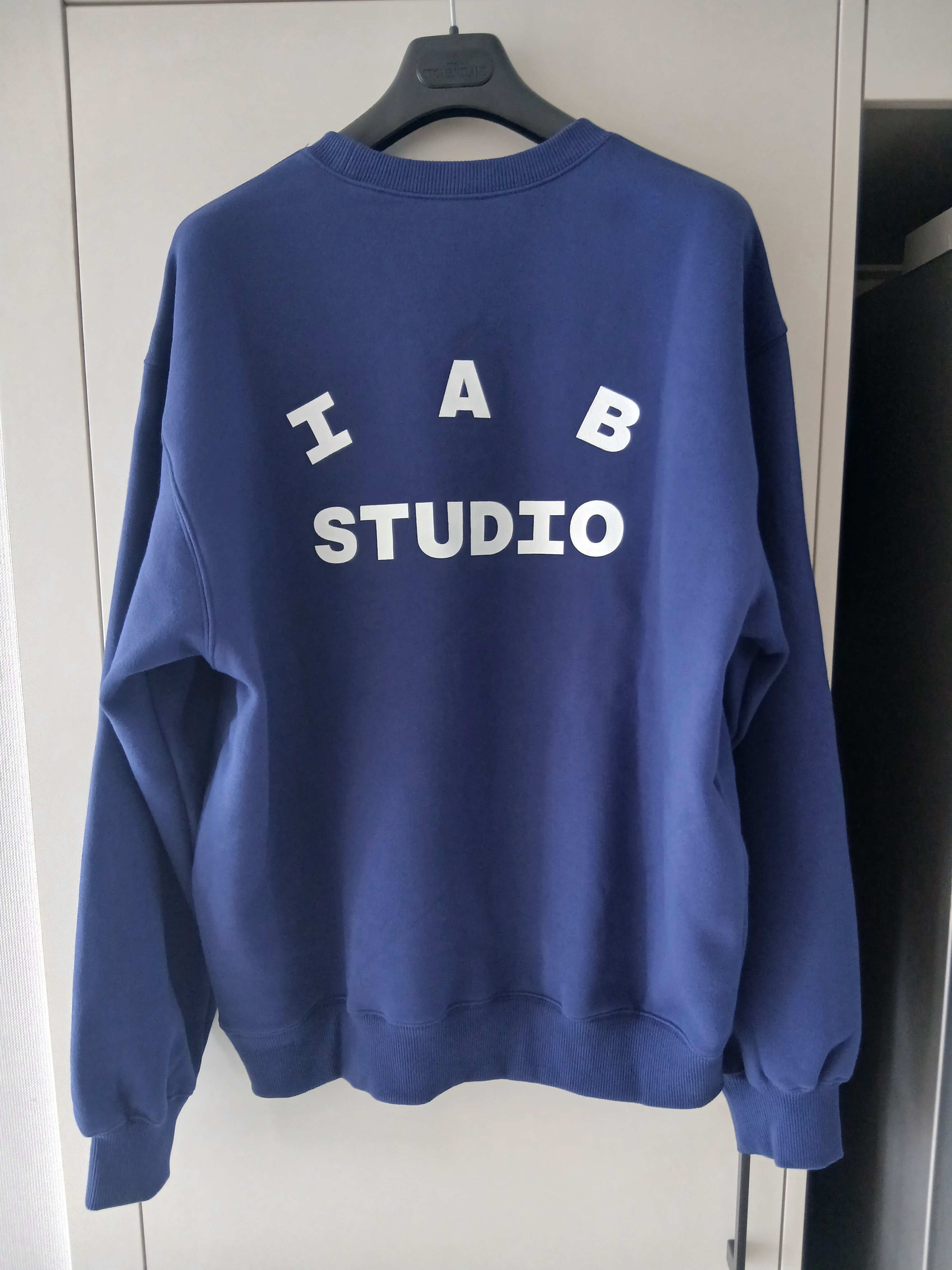 IAB Studio IAB Original Sweatshirt Navy 착용 스타일 - 2