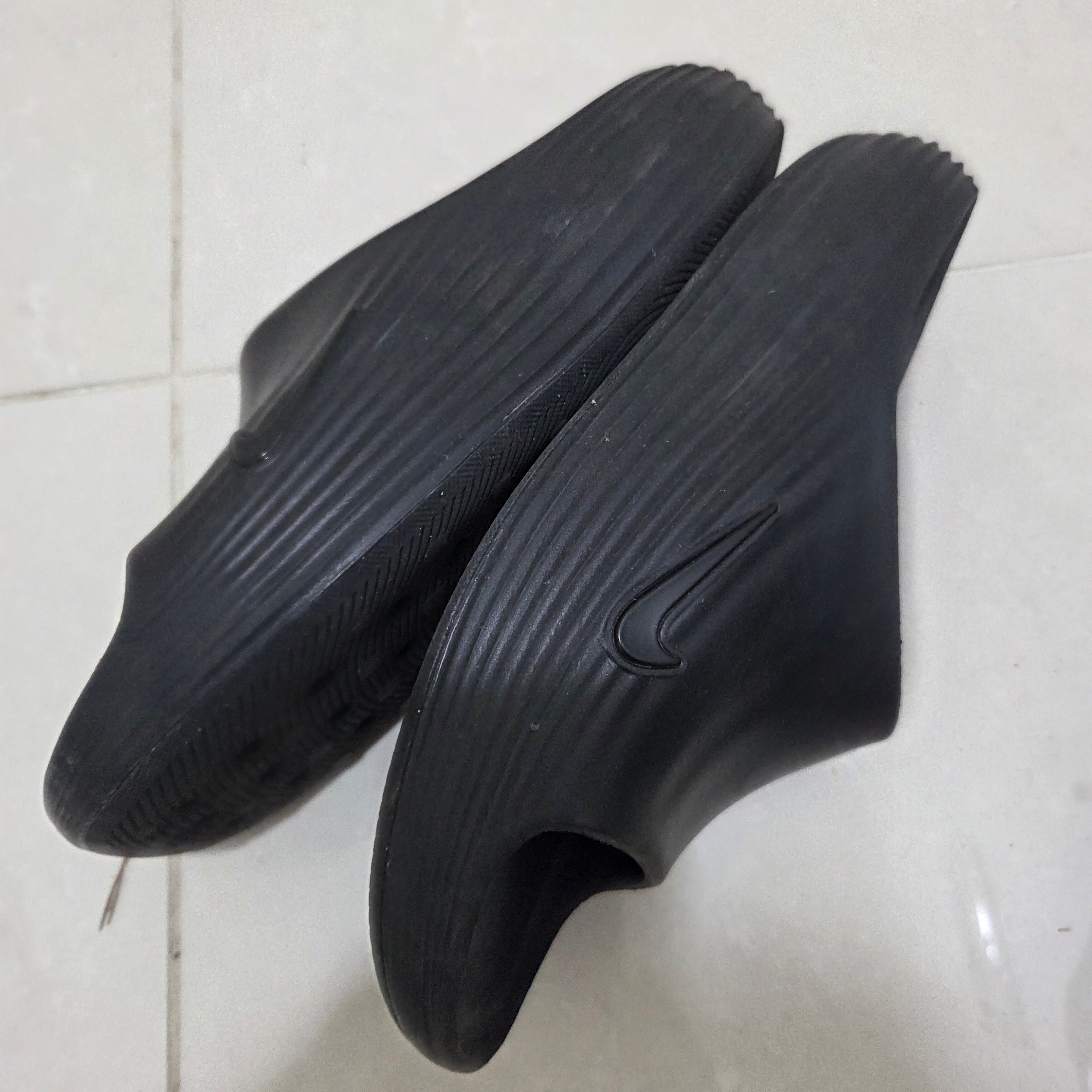 Nike ReactX Rejuven8 Slide Black 착용 스타일