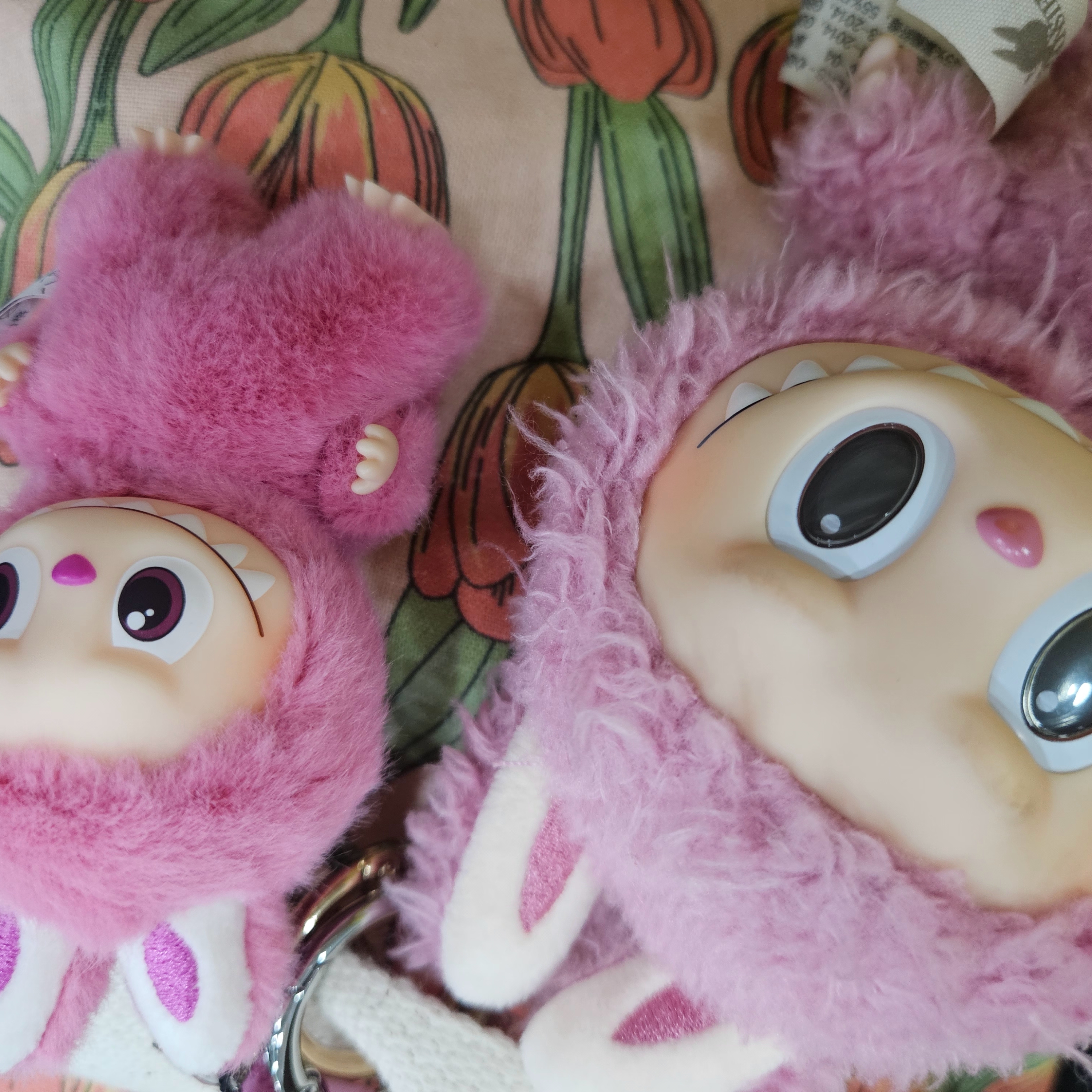 Pop Mart Labubu The Monsters Pin For Love Series Vinyl Plush Pendant (N-Z) Q (Opened Case), Pop Mart Labubu The Monsters Labubu Tasty Macarons Series Lyche Berry Keyring 착용 스타일 - 1