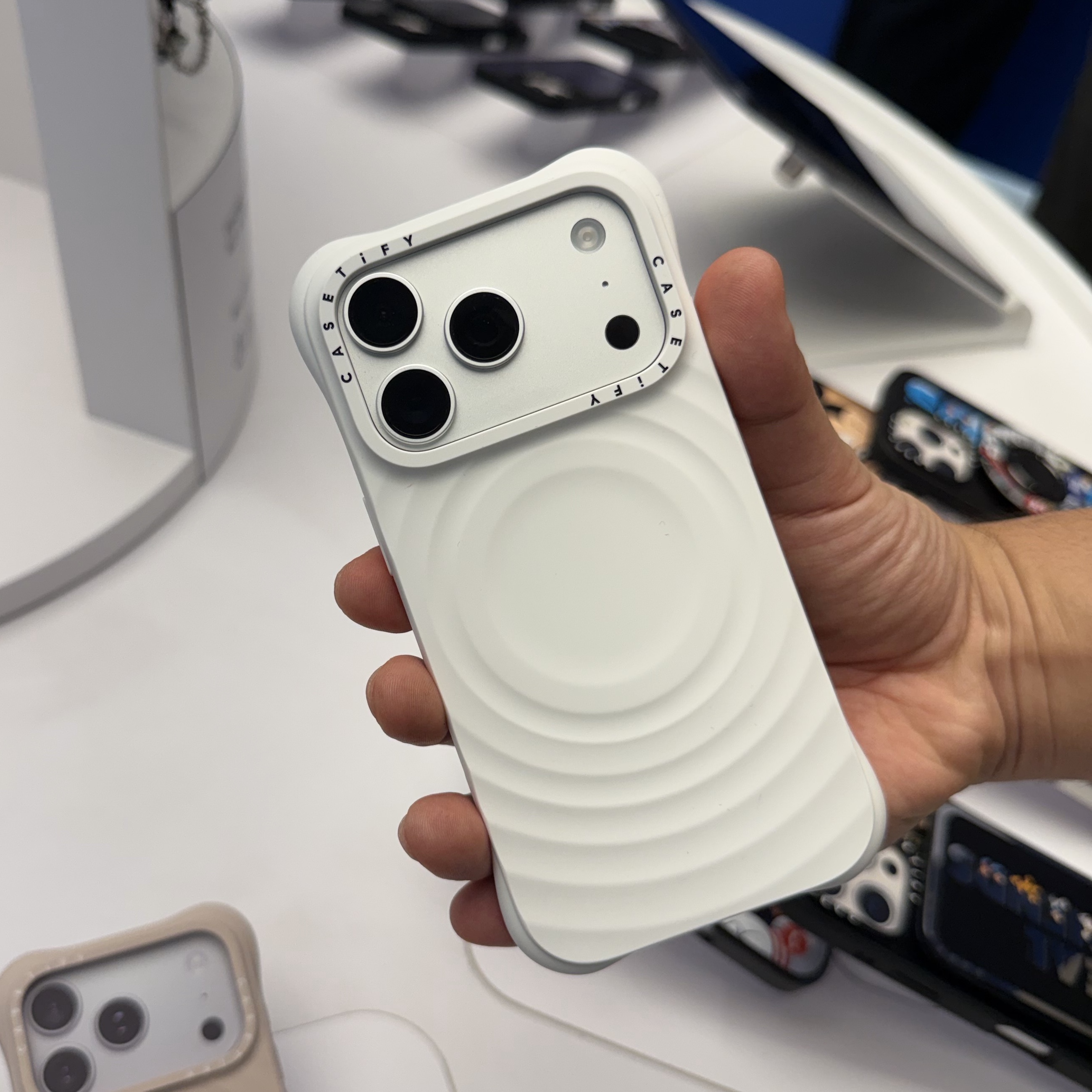 Casetify iPhone MagSafe Ripple Case White 착용 스타일
