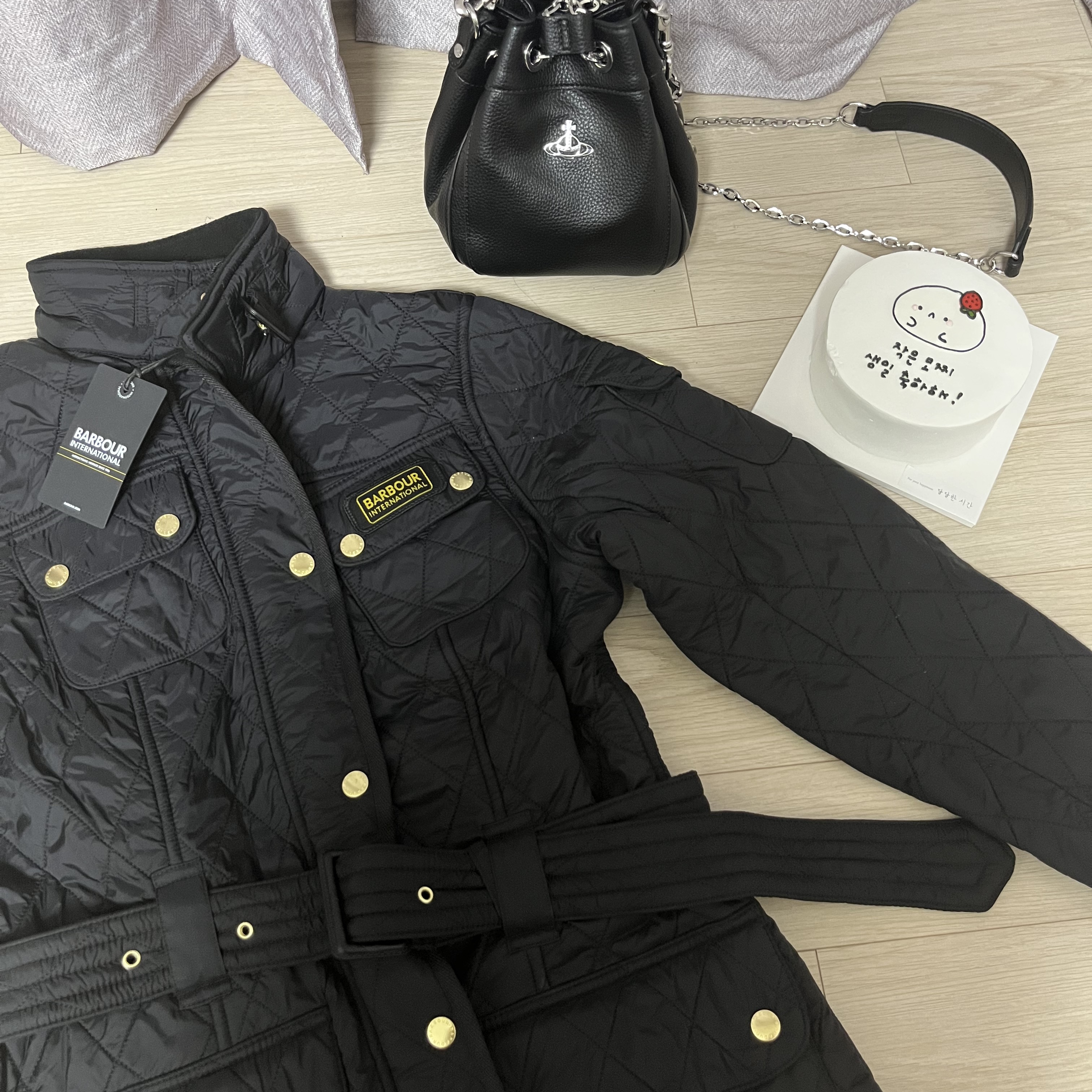 Vivienne Westwood Chrissy Small Bucket Bag Black, (W) Barbour International Polarquilt Jacket Black 착용 스타일