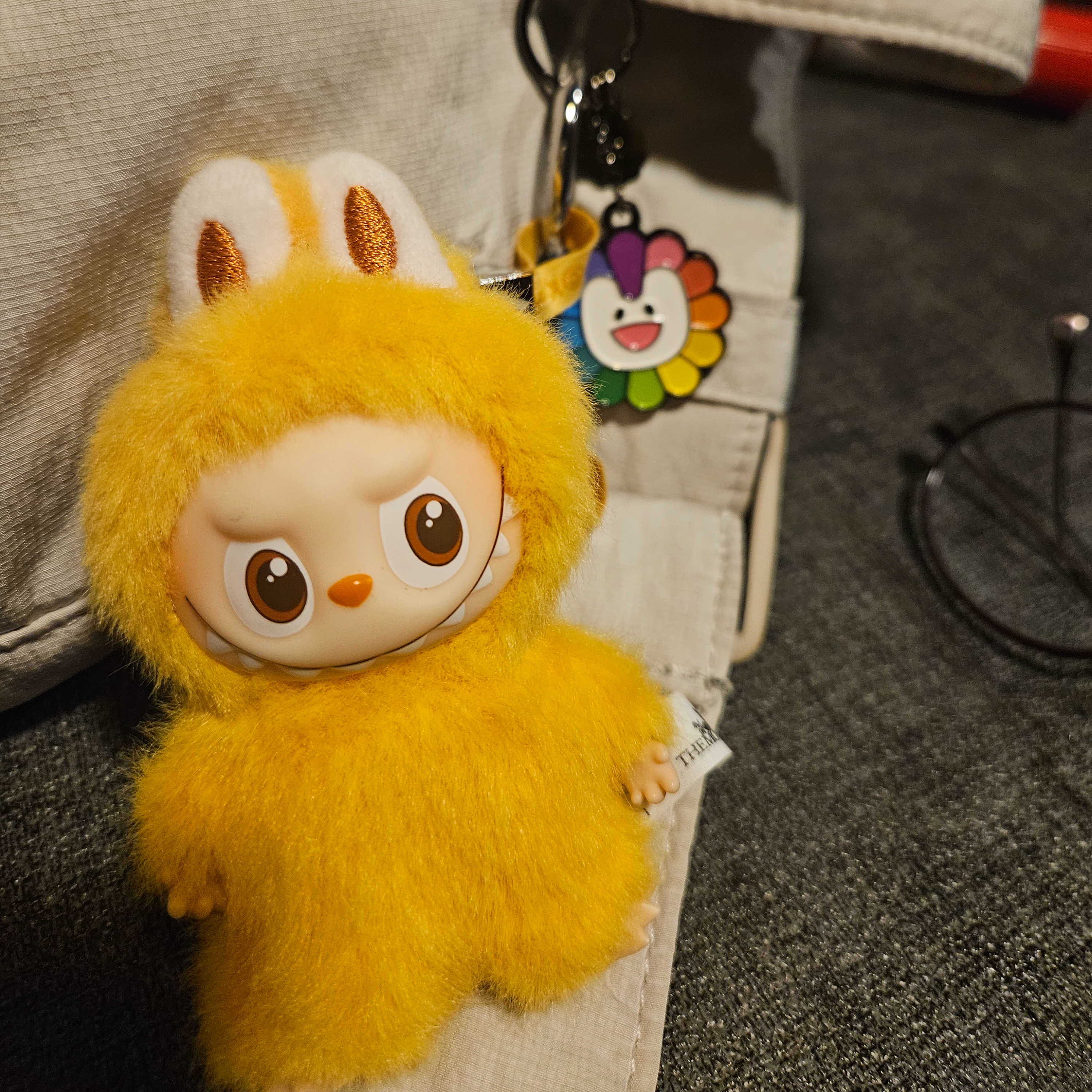 NewJeans x Murakami Metal Keyring Flower, Pop Mart Labubu The Monsters Pin For Love Series Vinyl Plush Pendant (N-Z) Y (Opened Case) 착용 스타일 - 3