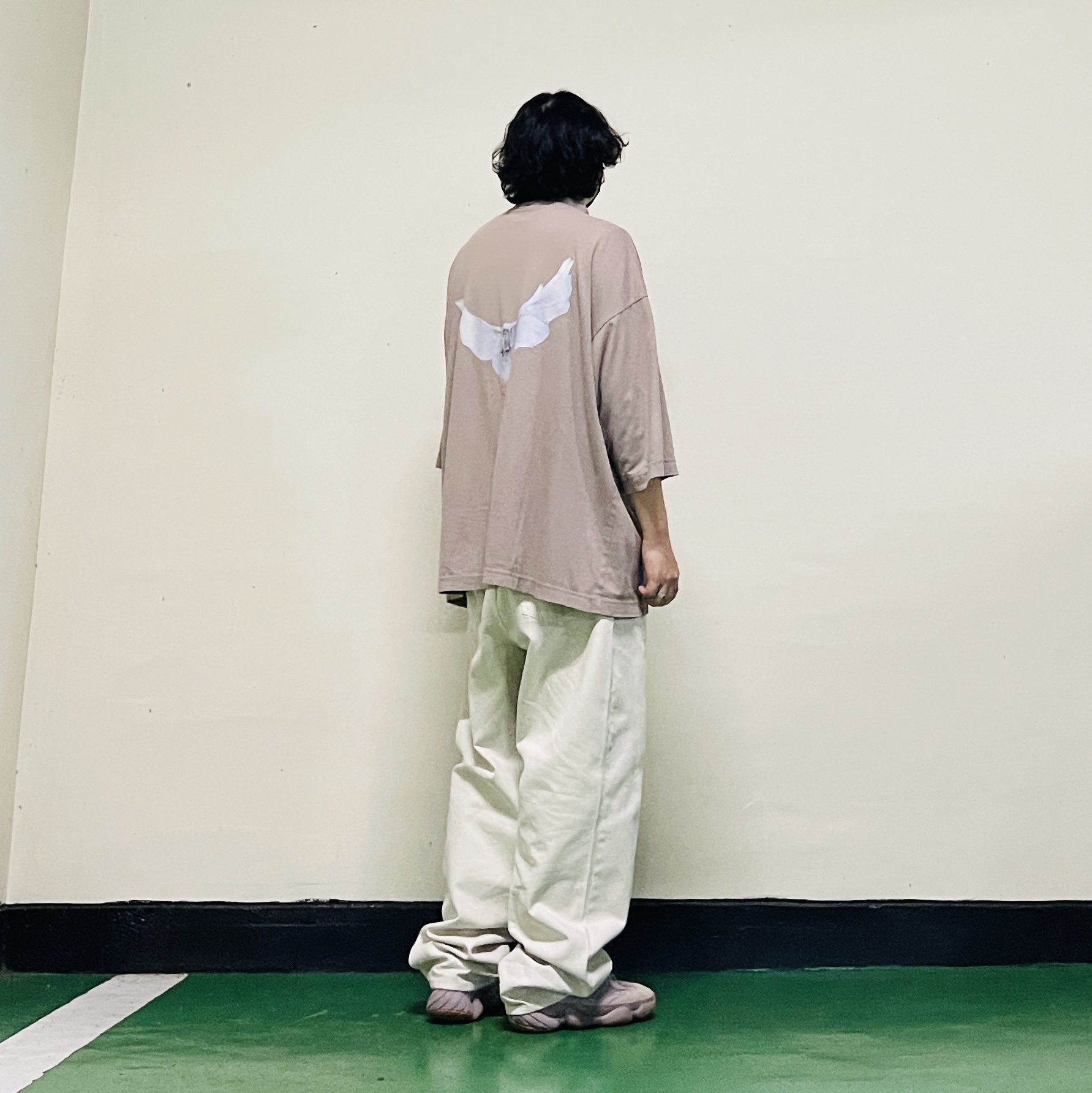 Yeezy Gap Engineered By Balenciaga Dove 3/4 Sleeve T-Shirt Beige 착용 스타일 - 1