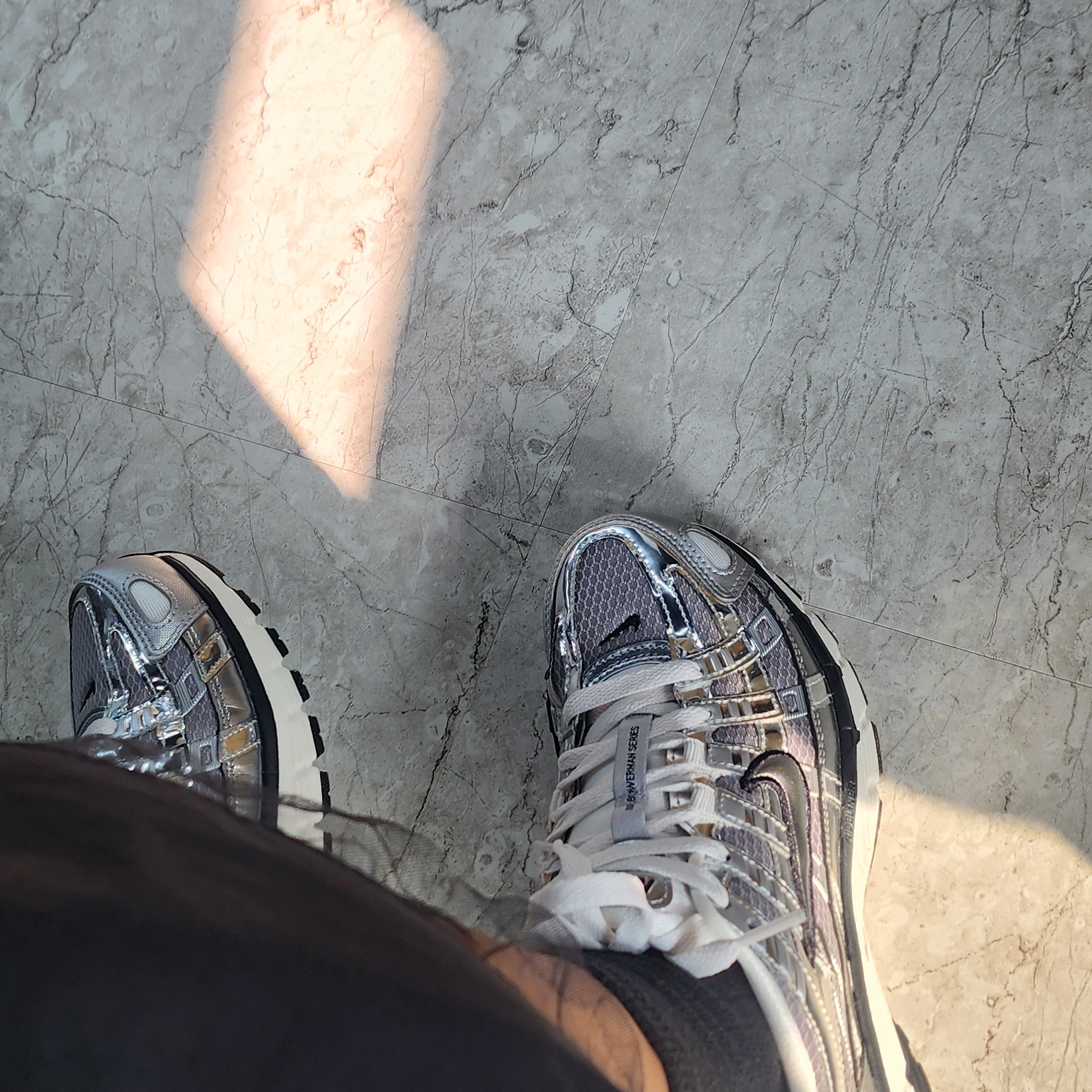 Nike P-6000 Metallic Silver 착용 스타일 - 1