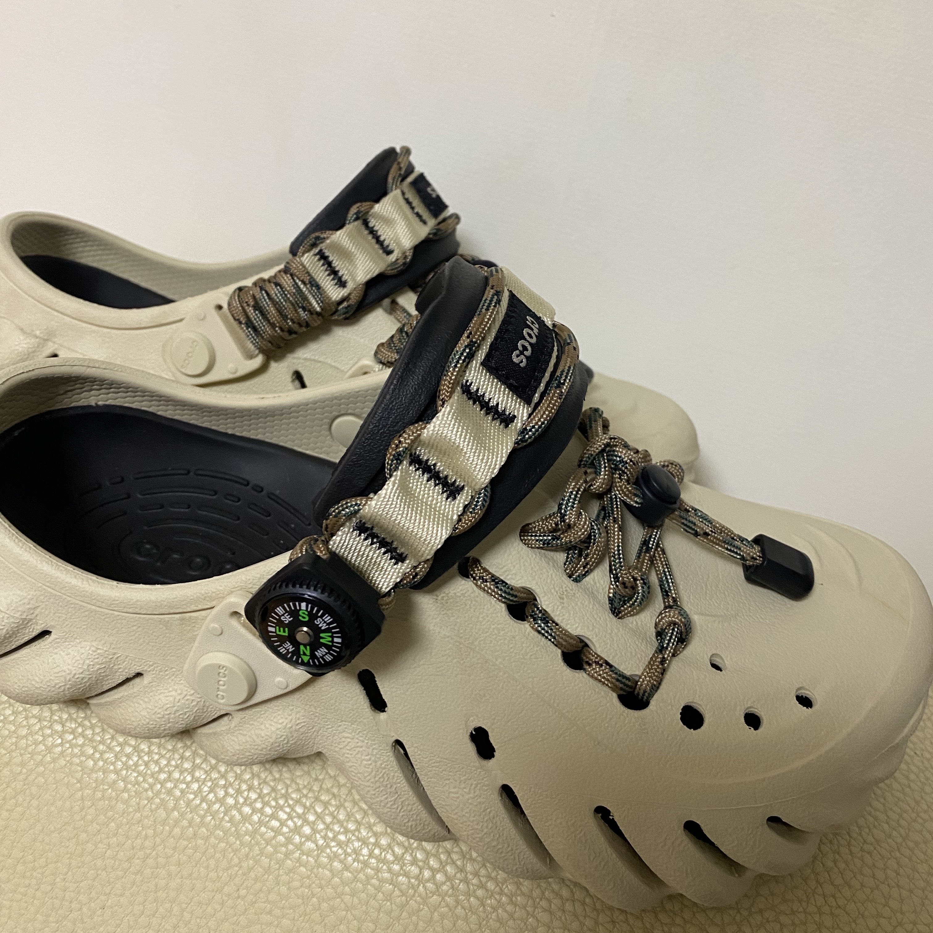 Crocs Echo Clog Bone Black 착용 스타일 - 1