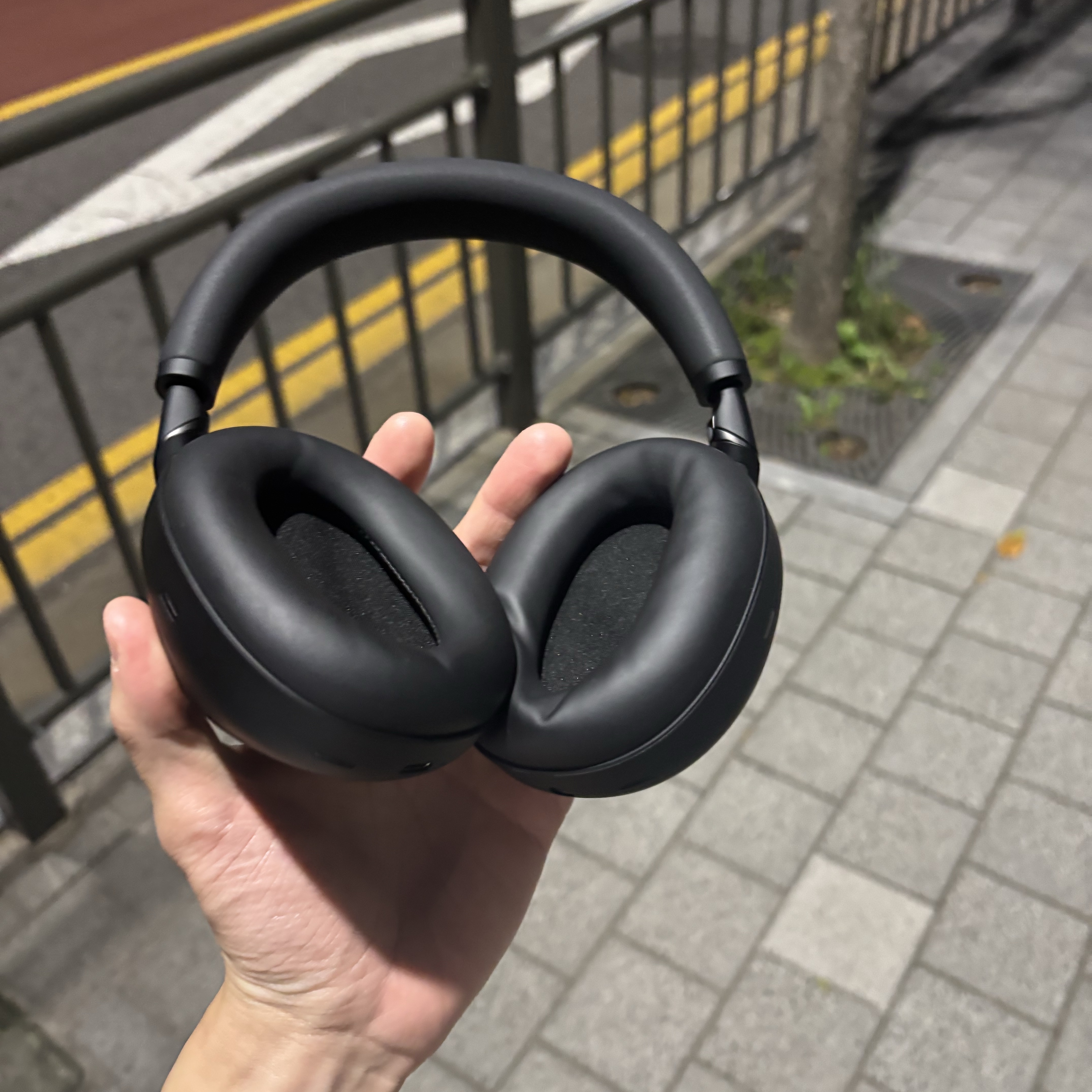 Sony WH-1000XM6 Black (Korean Ver.) 착용 스타일 - 1