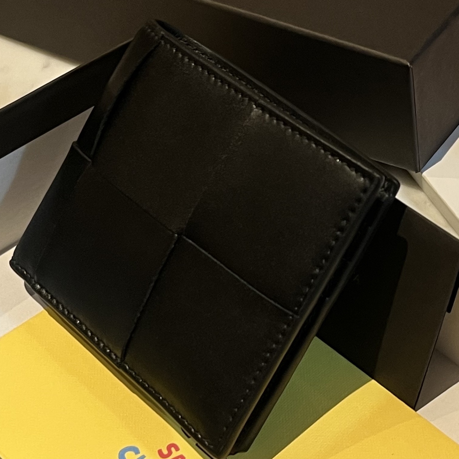 Bottega Veneta Bi-Fold Wallet Black 착용 스타일 - 2