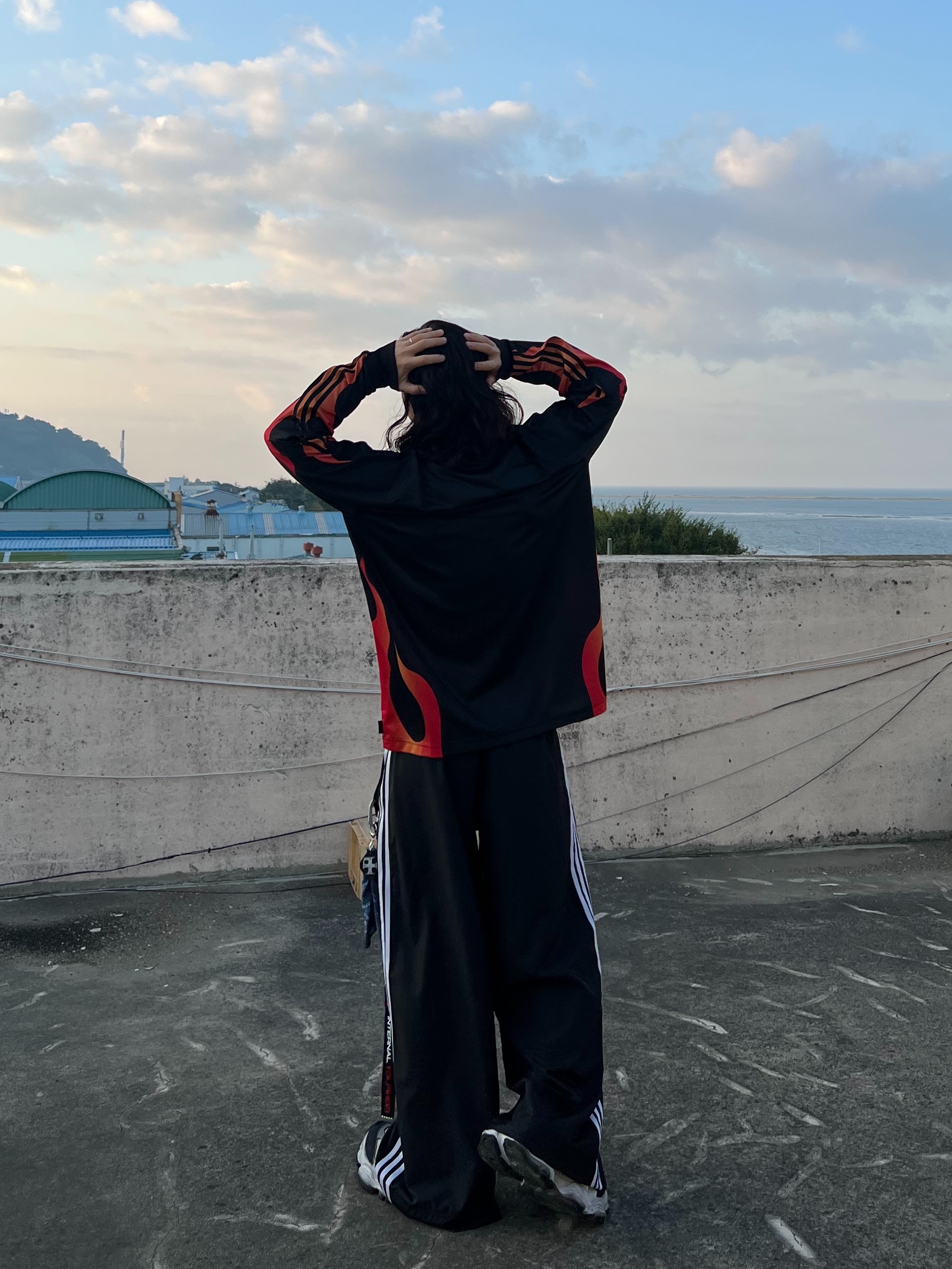 (W) Adidas Adilenium Season 3 Oversized Track Pants Black - KR Sizing, Balenciaga Cargo Sneakers White Grey 착용 스타일 - 4