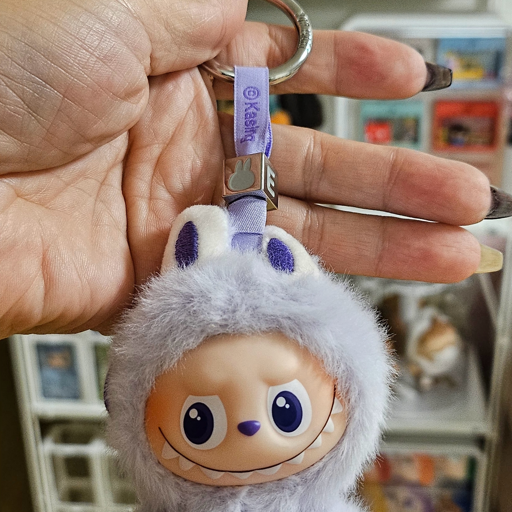 Pop Mart Labubu The Monsters Pin For Love Series Vinyl Plush Pendant (A-M) E (Opened Case) 착용 스타일 - 3