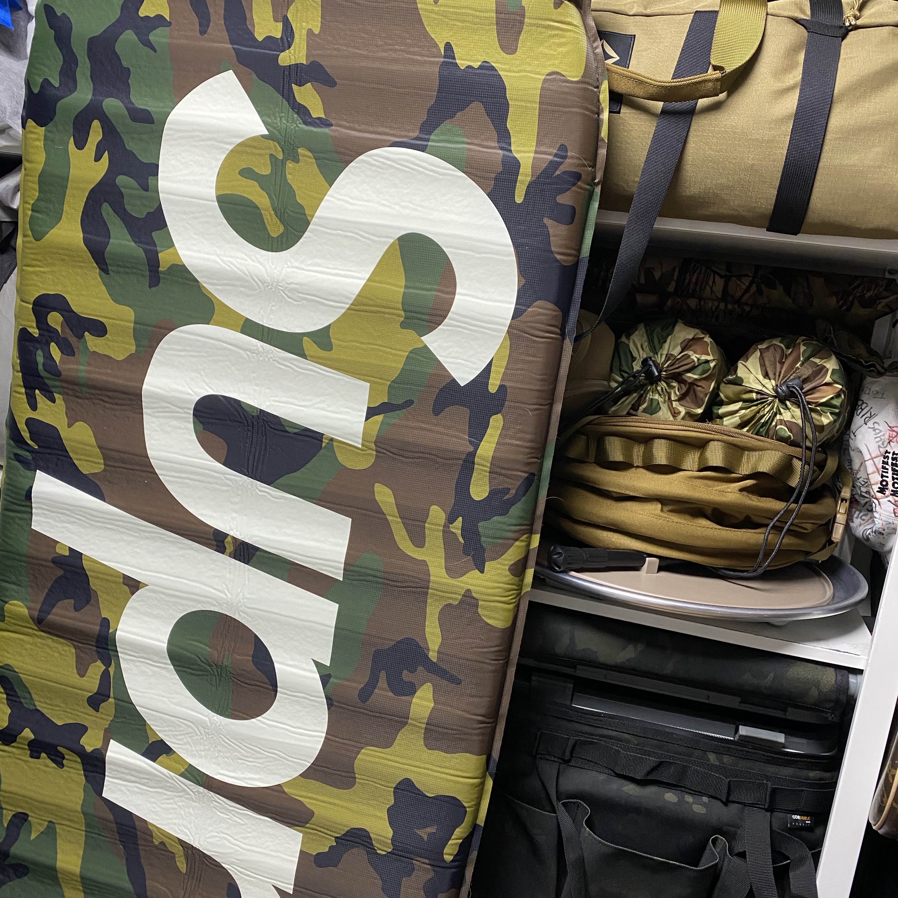 Supreme x Sea to Summit Self Inflating Sleeping Mat Woodland Camo - 21SS 착용 스타일 - 2