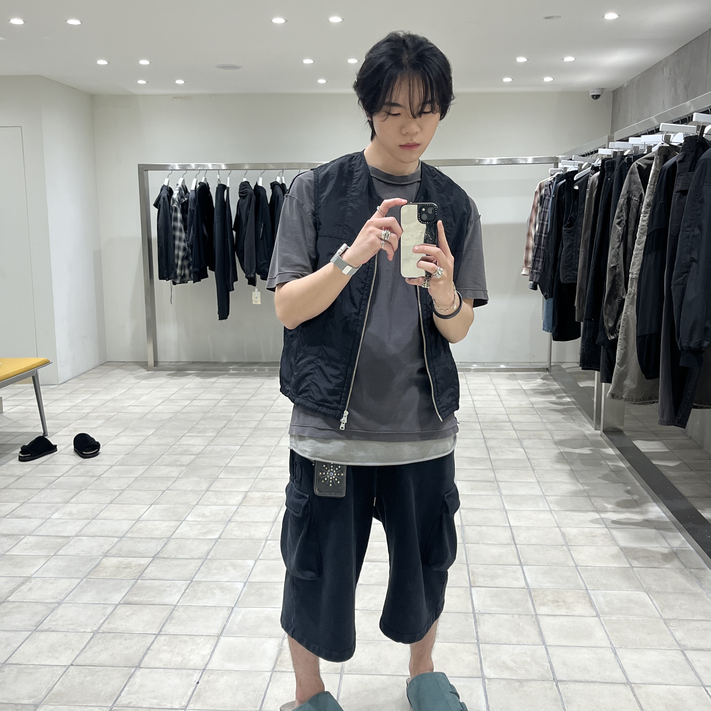 Polyteru Grid Vest (Paisley Patched) Black 착용 스타일 - 1