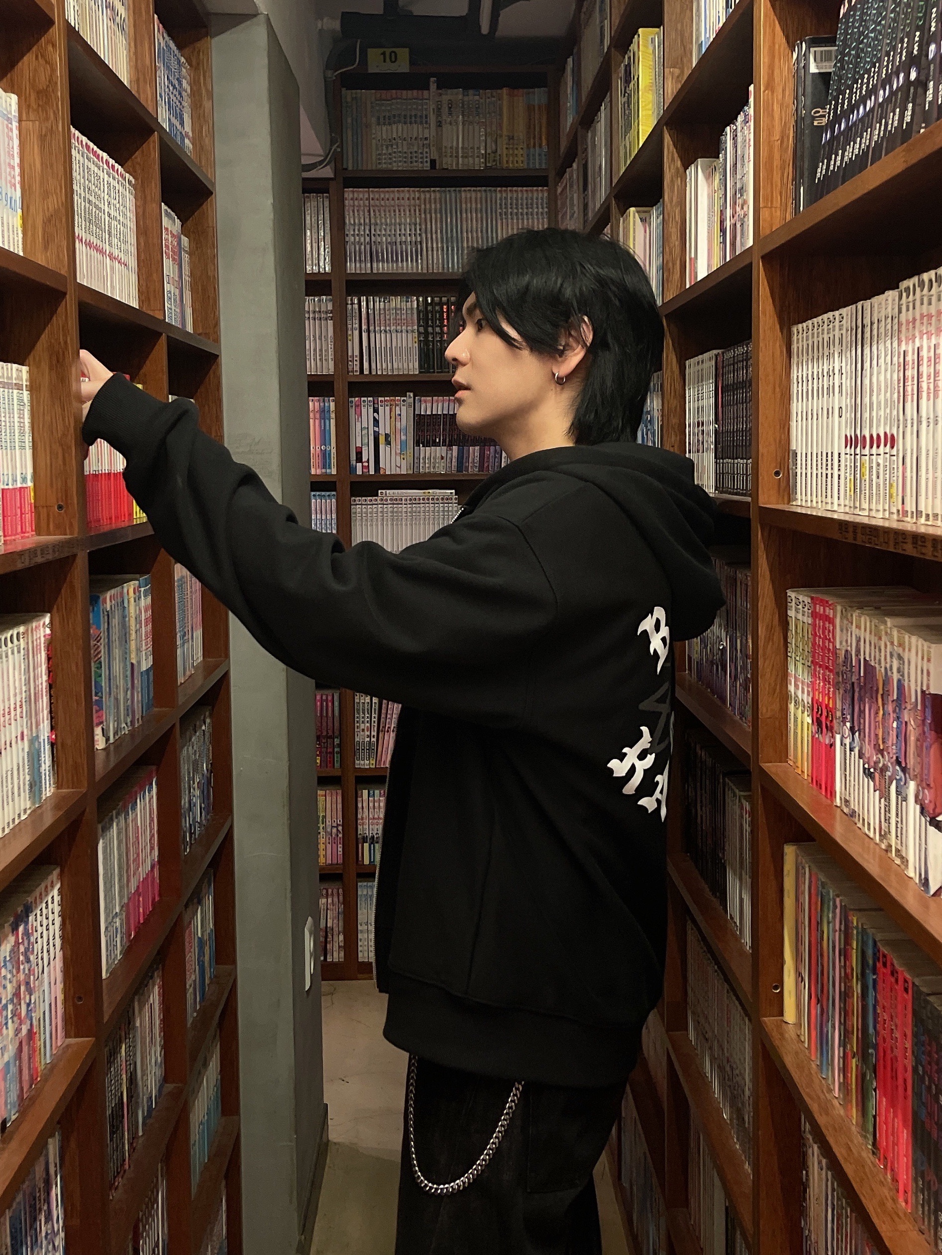 Stussy x Born X Raised Logo Zip Hoodie Black 착용 스타일 - 4