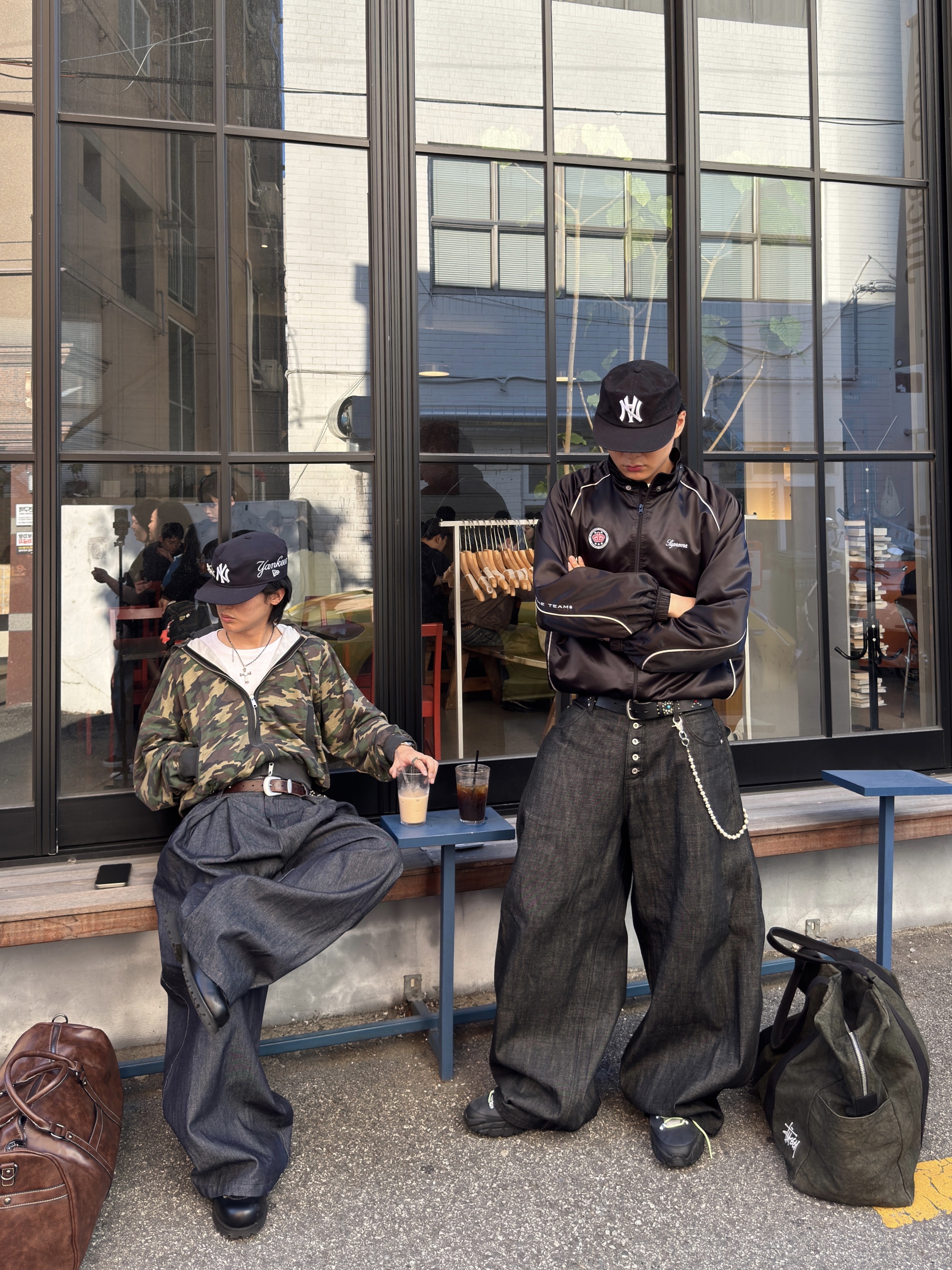 Stussy Canvas Flight Bag Washed Black, Supreme Satin Hooded Track Jacket Black - 24SS 착용 스타일 - 3