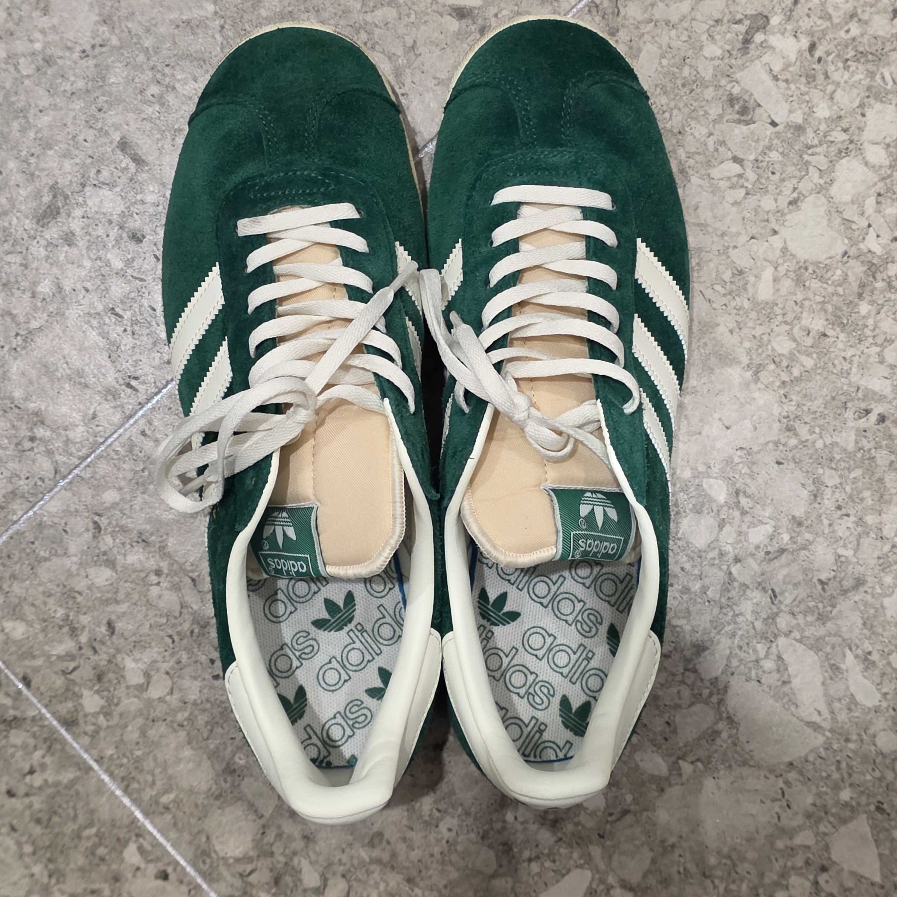 Adidas Gazelle Dark Green Cream White 착용 스타일