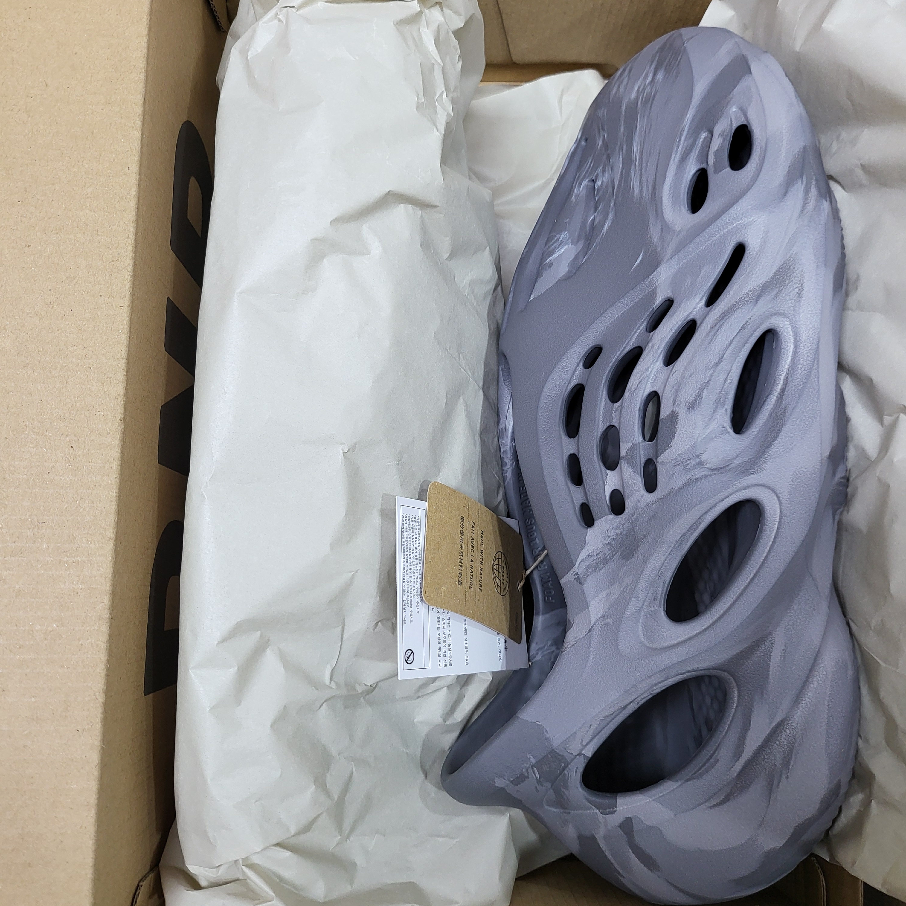 Adidas Yeezy Foam RNNR MX Granite 착용 스타일