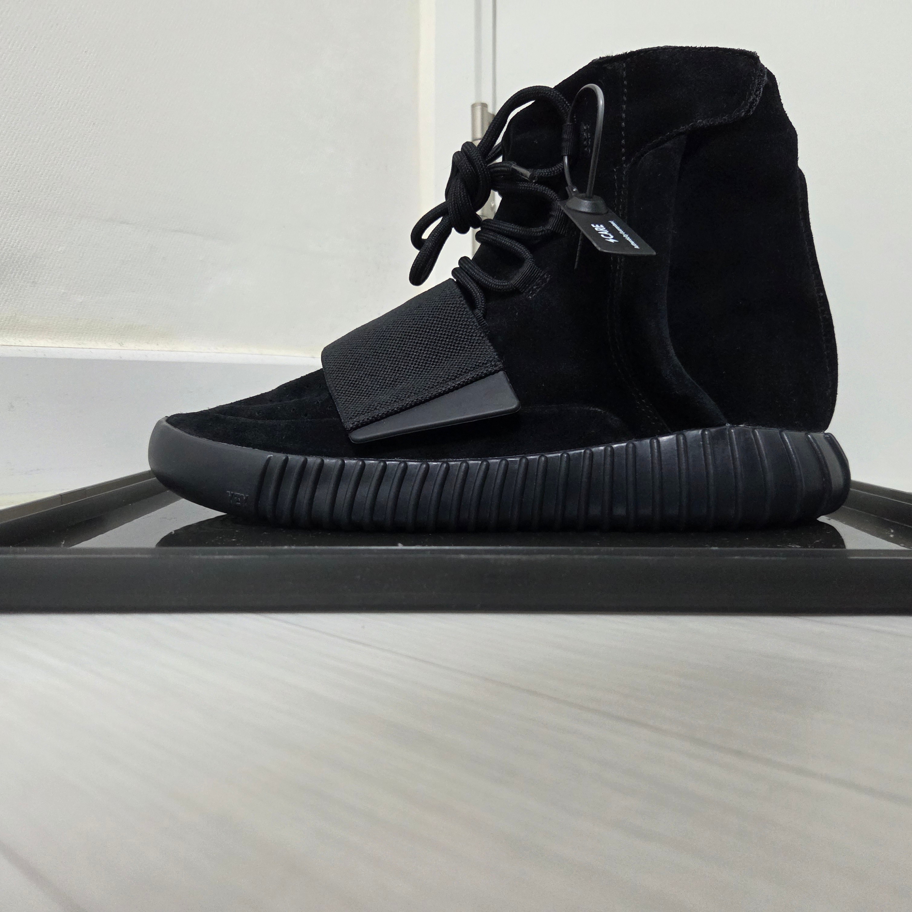 Adidas Yeezy Boost 750 Triple Black 착용 스타일