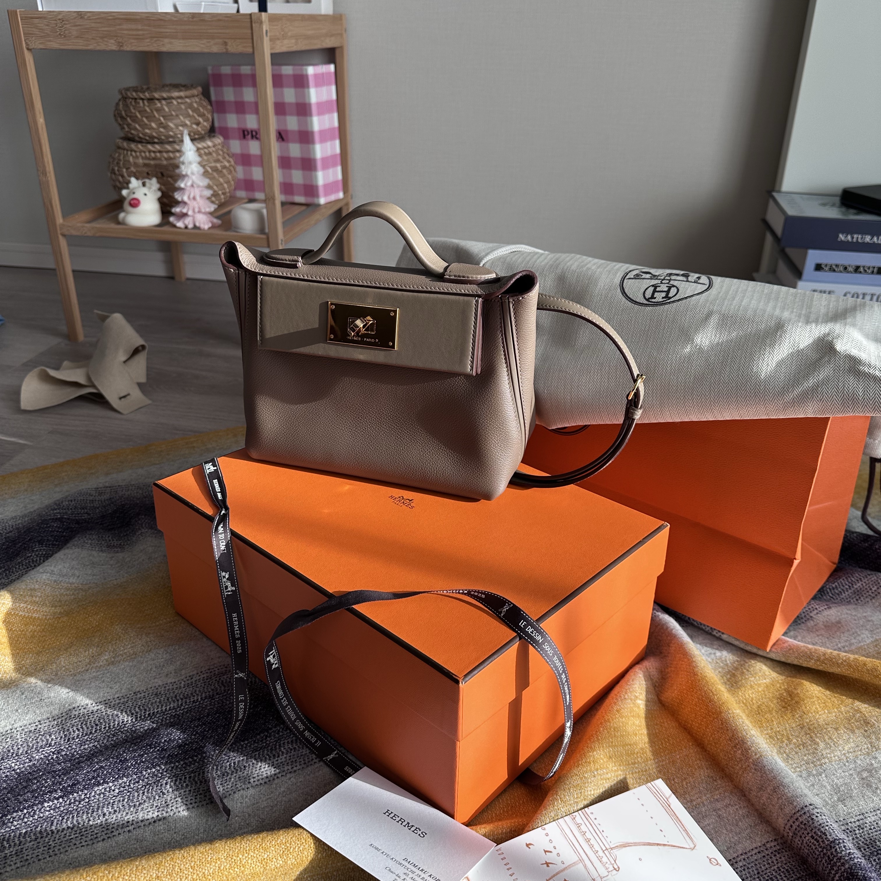 Hermes 24/24 21 Bag Evercolor Swift & Gold Etoupe 착용 스타일