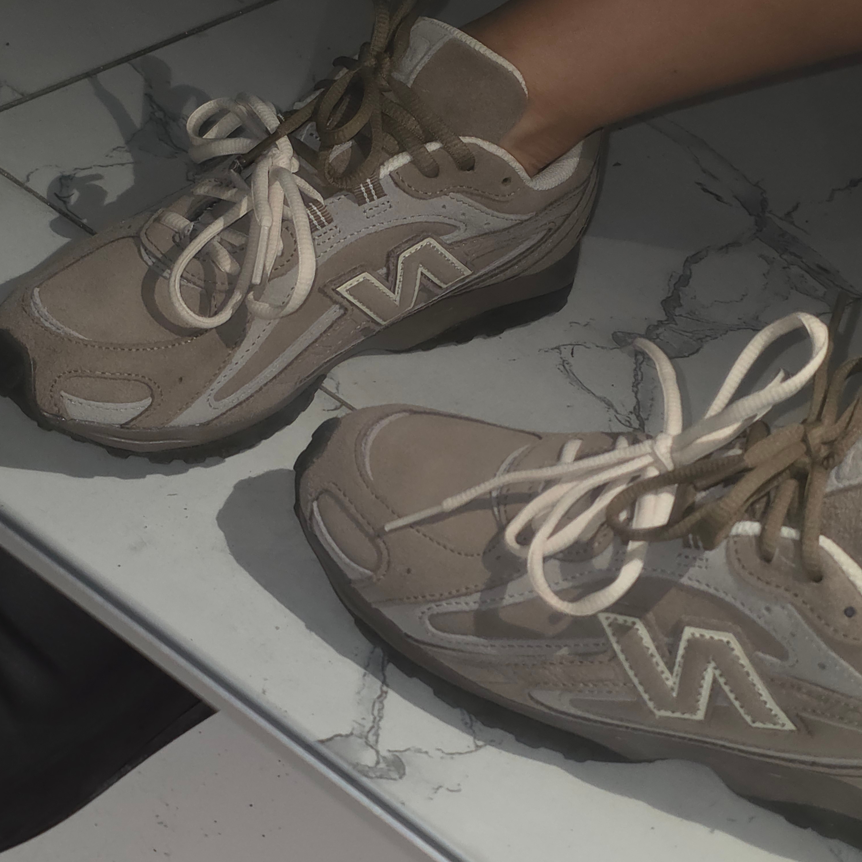 New Balance 204L Suede Mushroom Arid Stone 착용 스타일 - 3