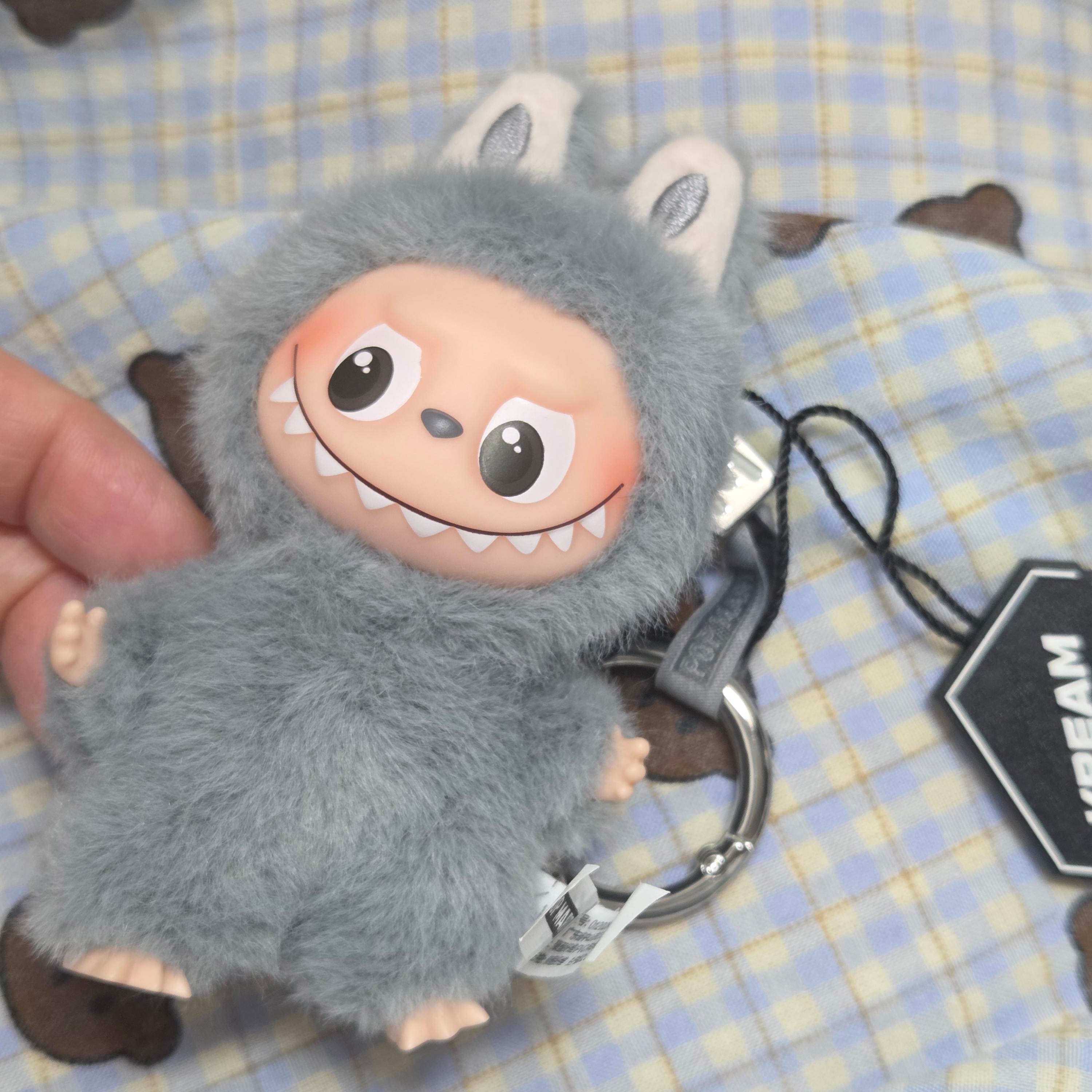 Pop Mart Labubu The Monsters Pin For Love Series Vinyl Plush Pendant (N-Z) W (Opened Case) 착용 스타일