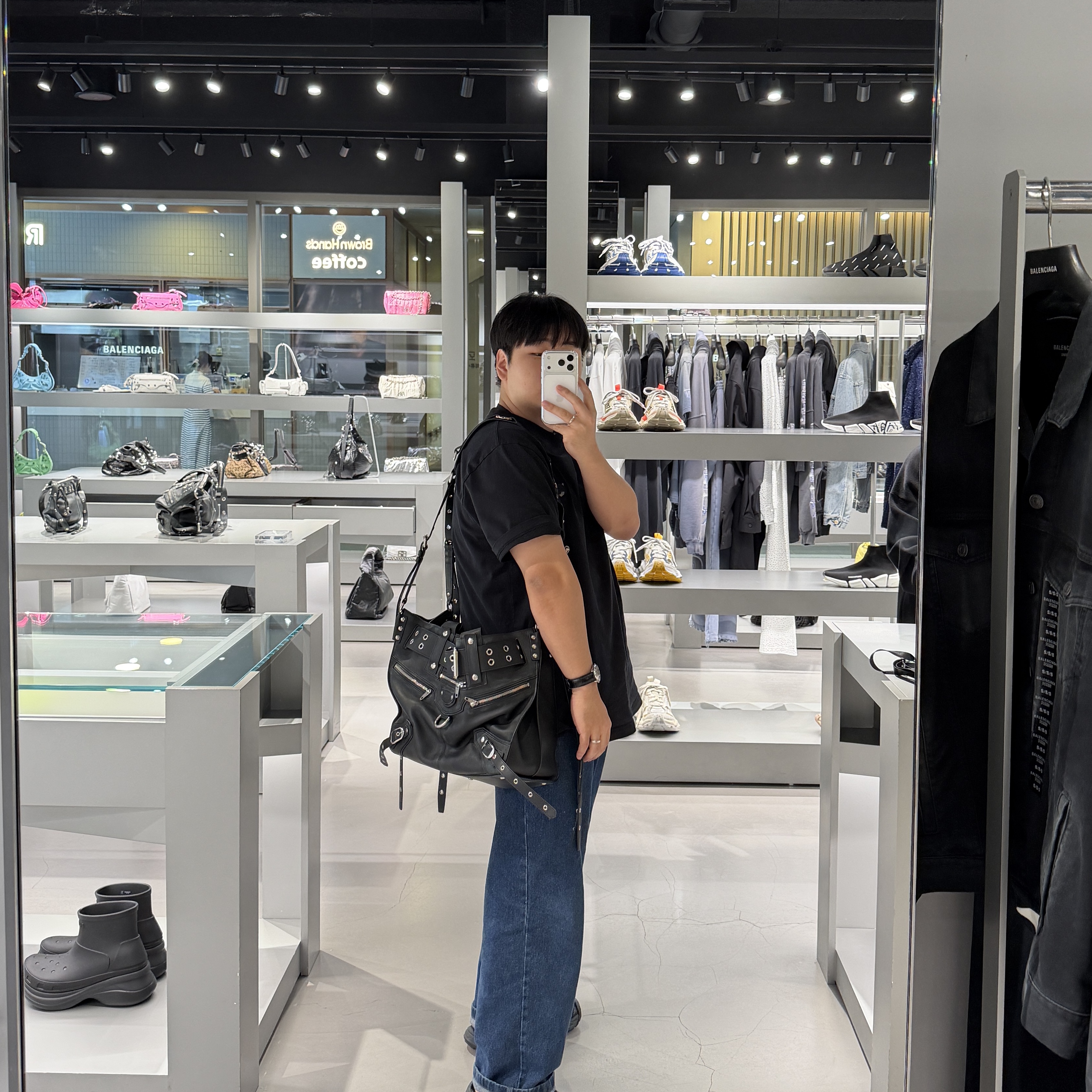 Balenciaga Emo Bucket Bag in Washed Calfskin Black 착용 스타일