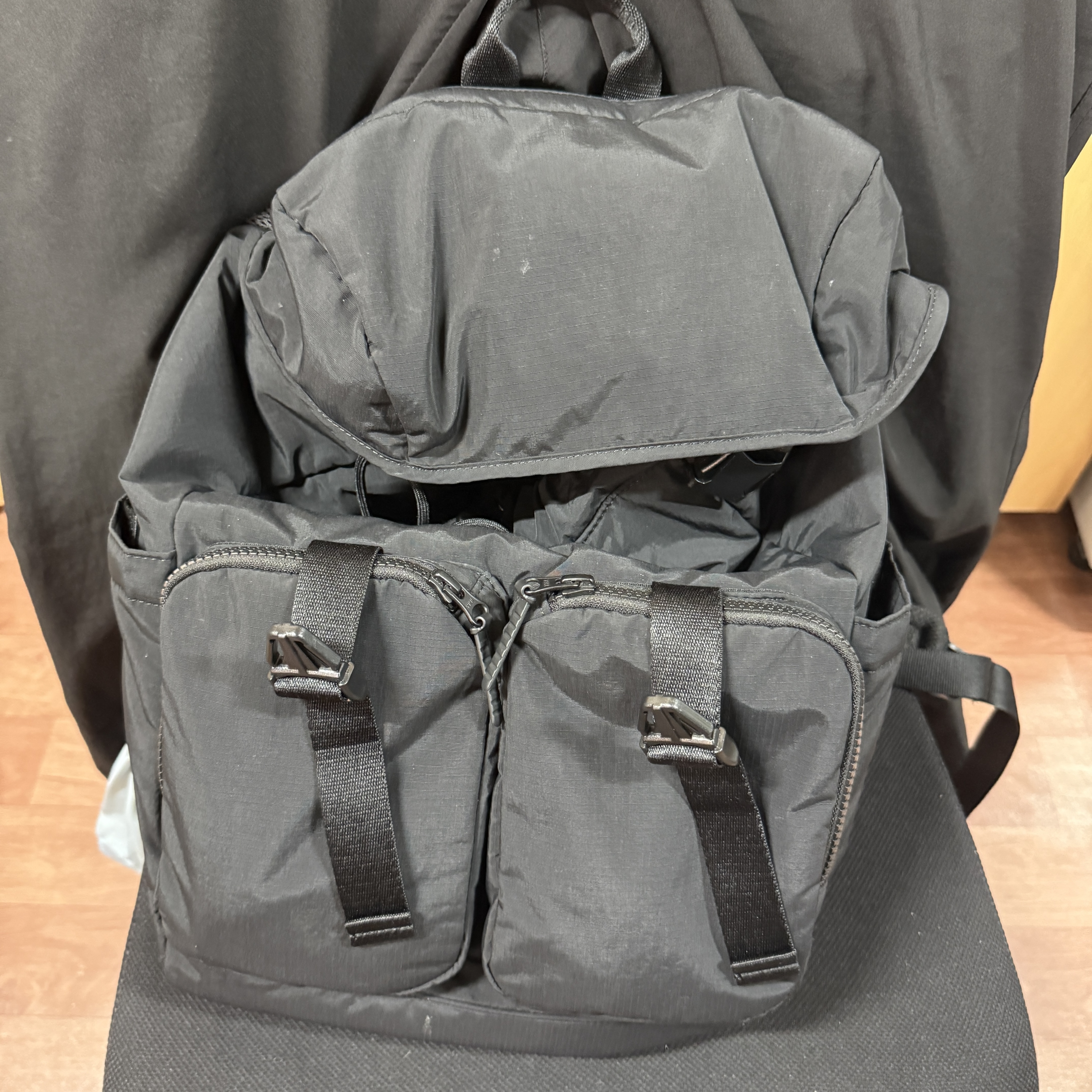 Uniqlo Multi Pocket Backpack Black 착용 스타일