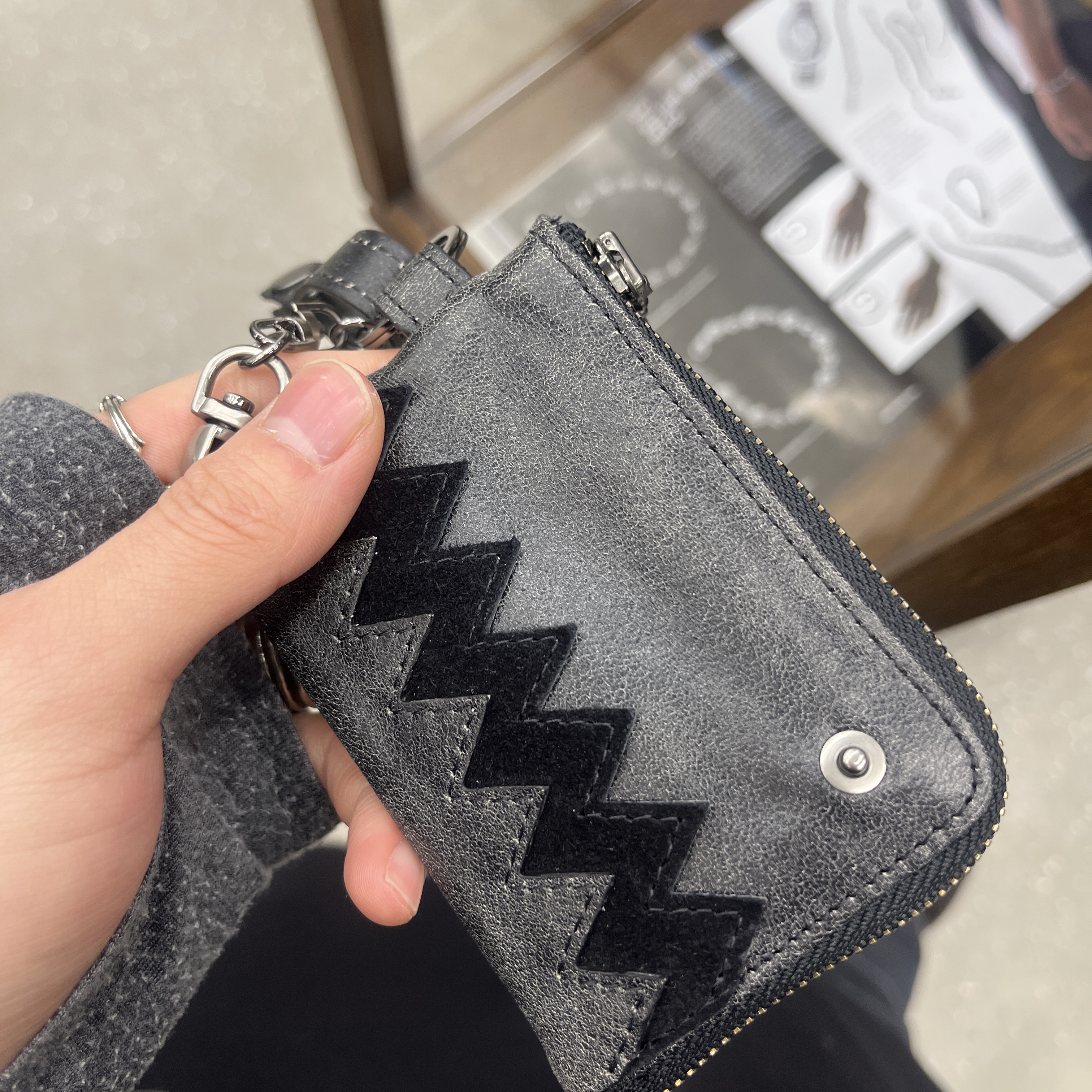 [프리오더] Polyteru Zigzag Card Wallet Black 착용 스타일 - 2