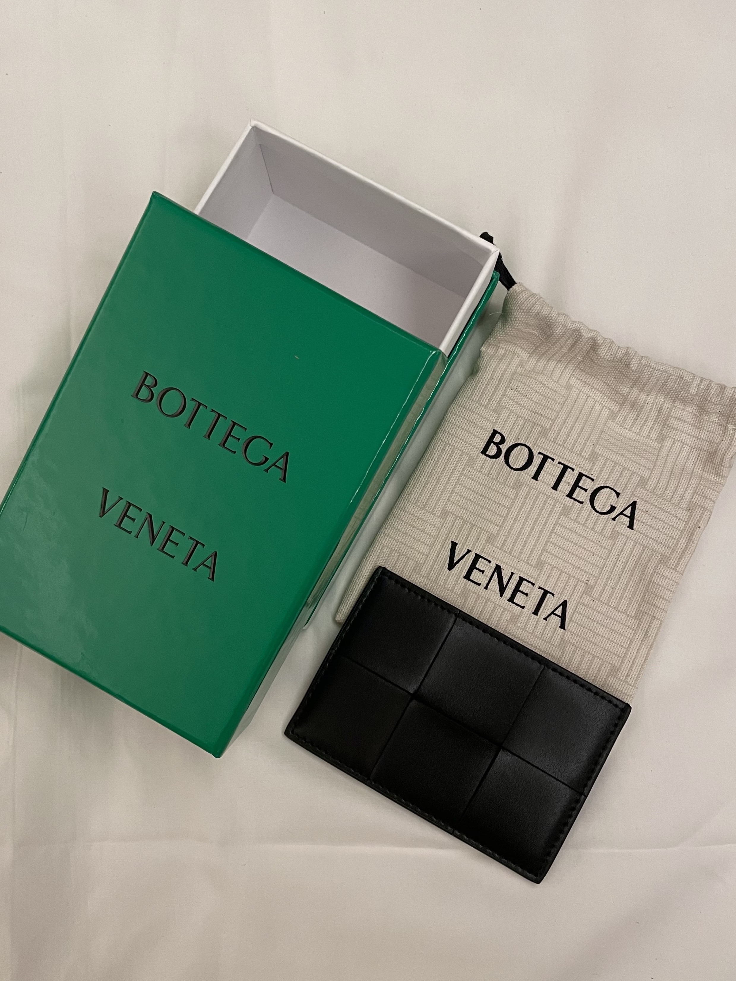 Bottega Veneta Credit Card Case Calfskin Black 착용 스타일