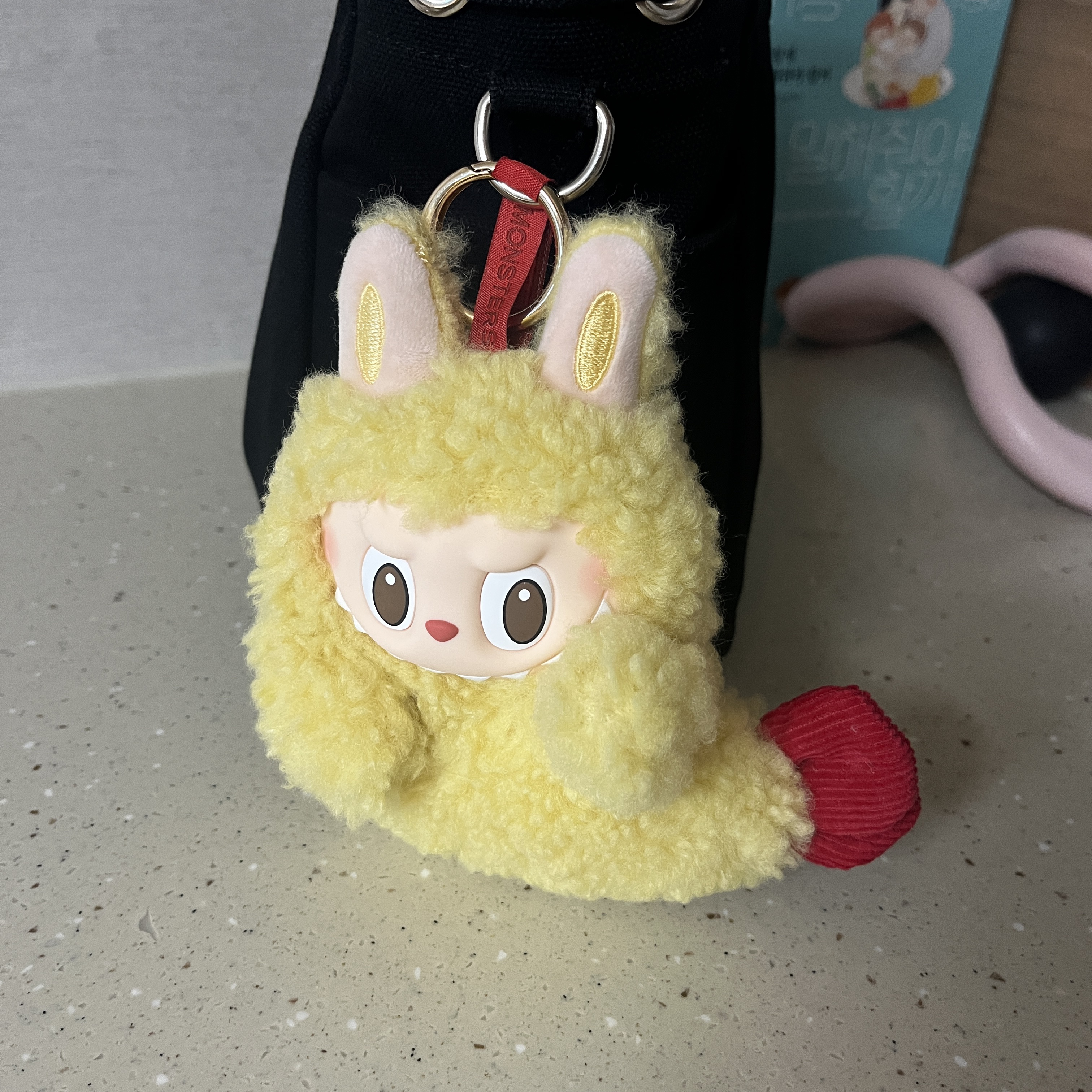 Pop Mart Labubu The Monsters Wacky Mart Series Earphone Case 착용 스타일