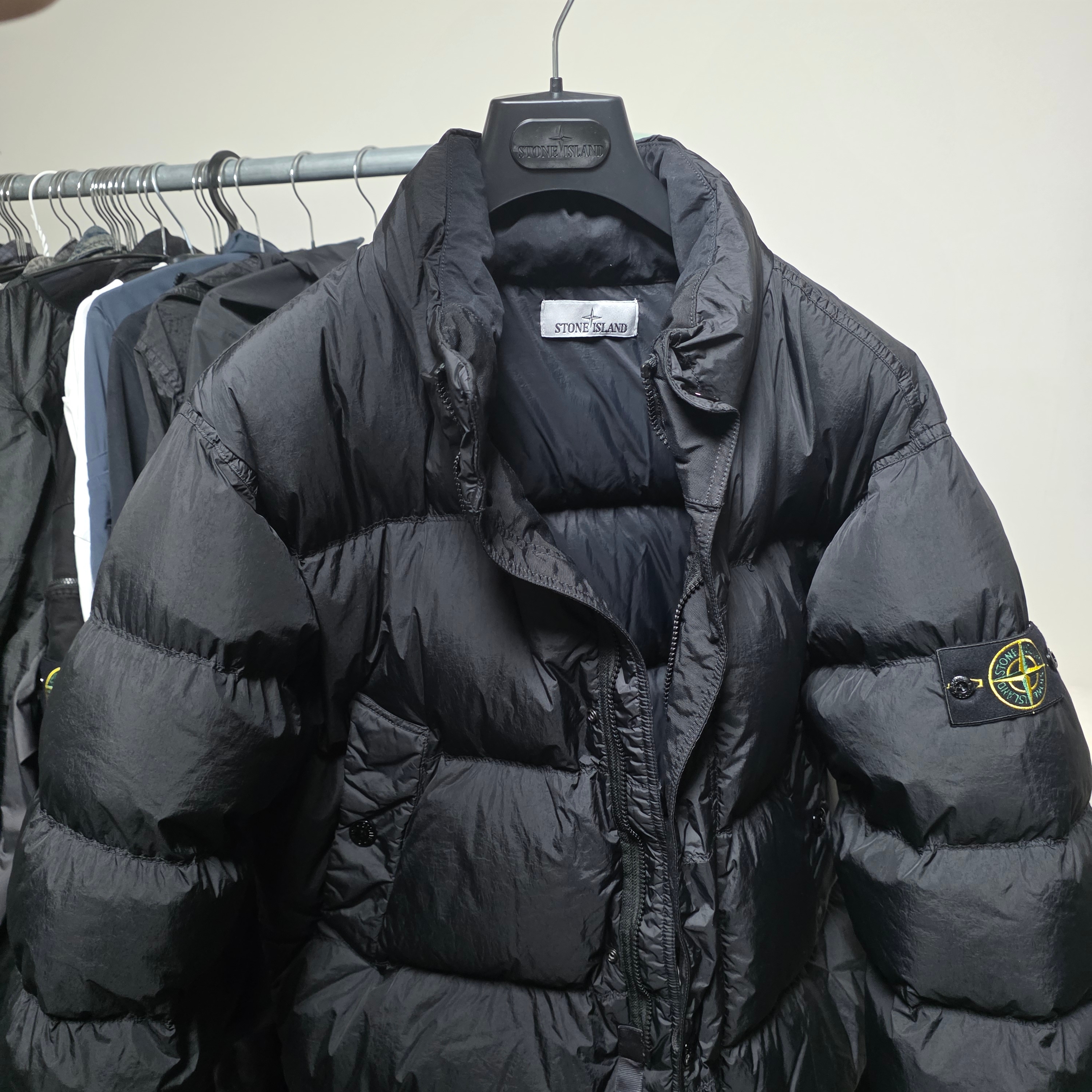 Stone Island 4100010 Crinkle Reps NY Recycled Nylon Down Jacket with Wind Resistant Black - 25FW 착용 스타일 - 1