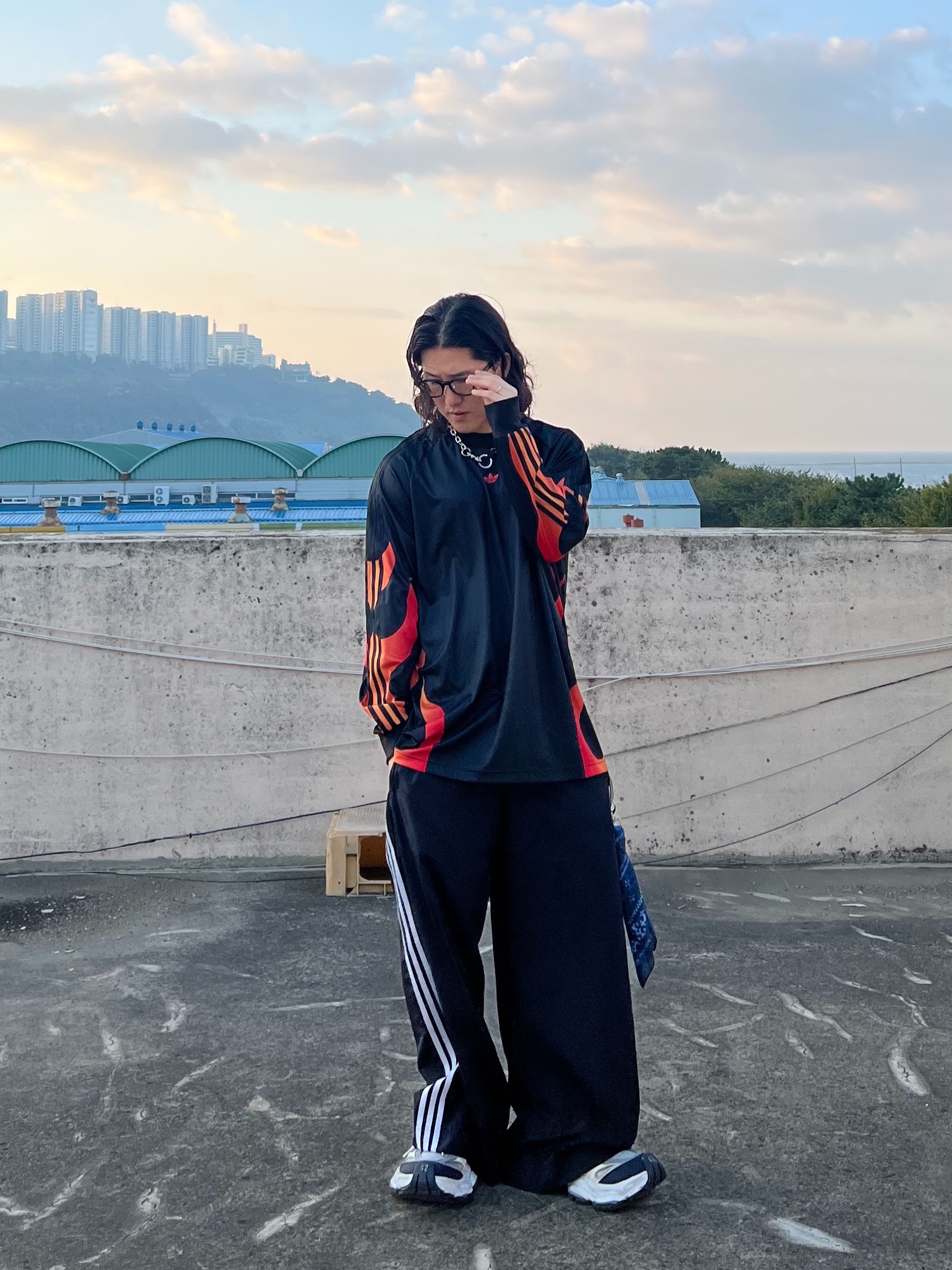 (W) Adidas Adilenium Season 3 Oversized Track Pants Black - KR Sizing, Balenciaga Cargo Sneakers White Grey 착용 스타일 - 1
